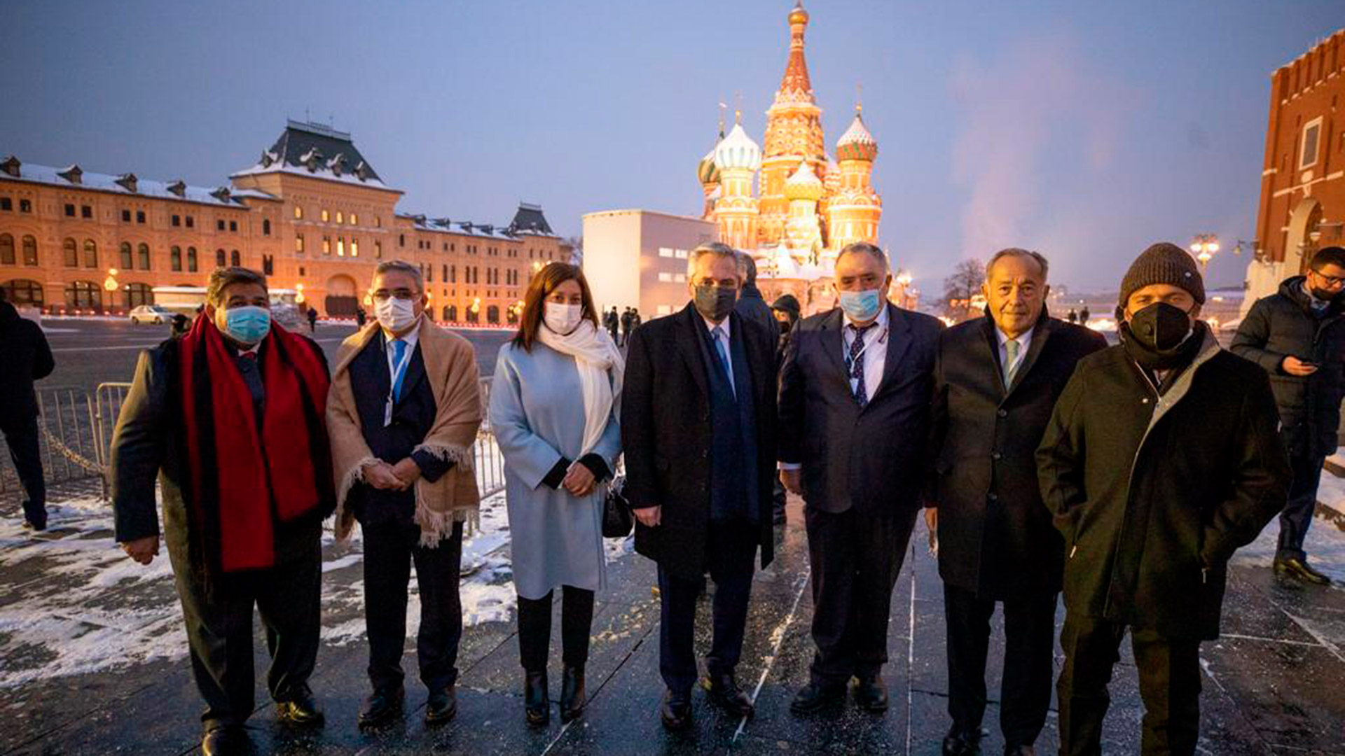 Alberto Fernández, junto al intendente de José C. Paz, Mario Ishii, el senador Rodríguez Saá, el diputado Eduardo Valdes y el resto de la delegación en la Plaza Roja de Moscú
