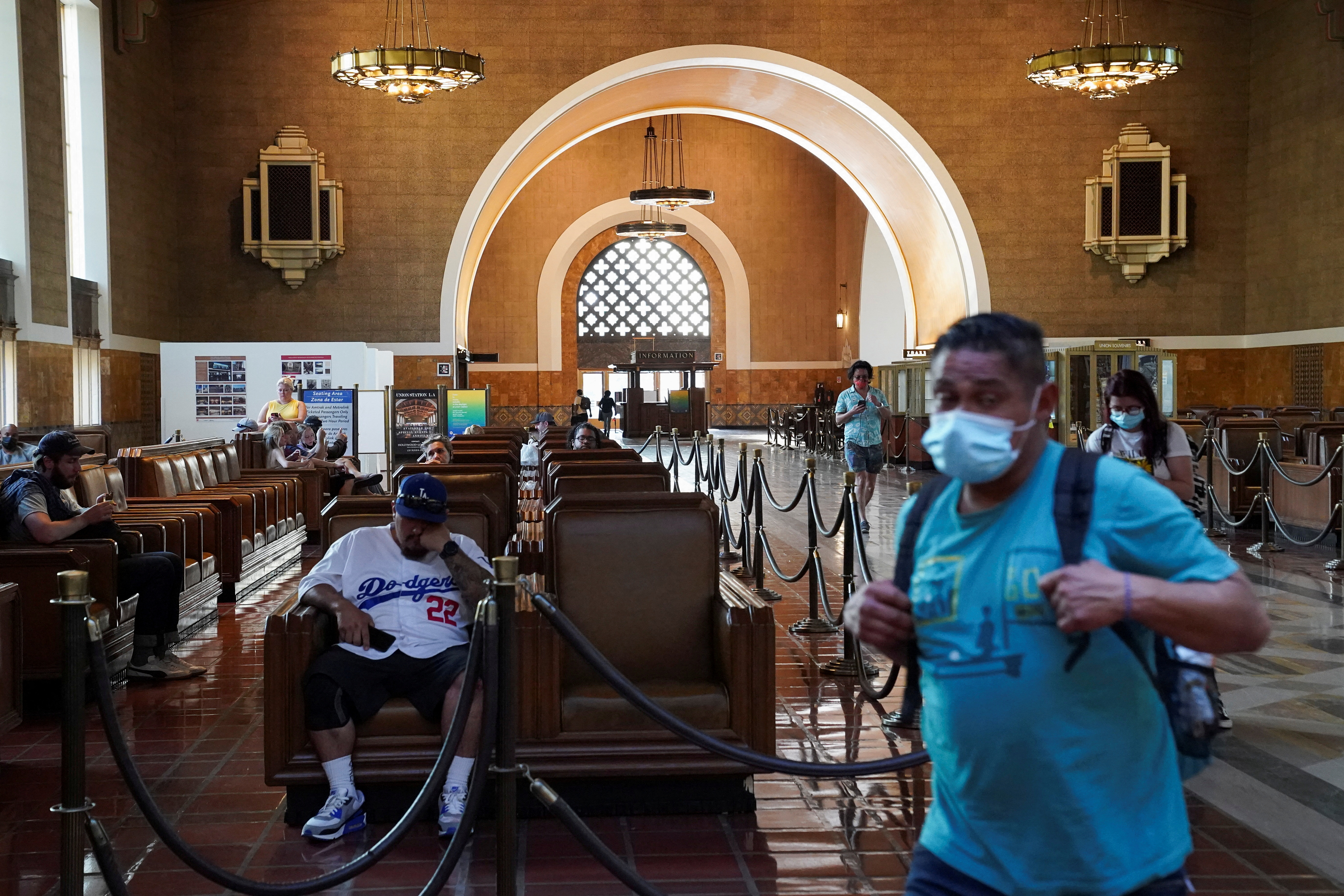 Foto de archivo: Un viajero con una máscara protectora dentro de Union Station en el centro de Los Ángeles, California, Estados Unidos, en agosto de 2021 (REUTERS/Bing Guan)