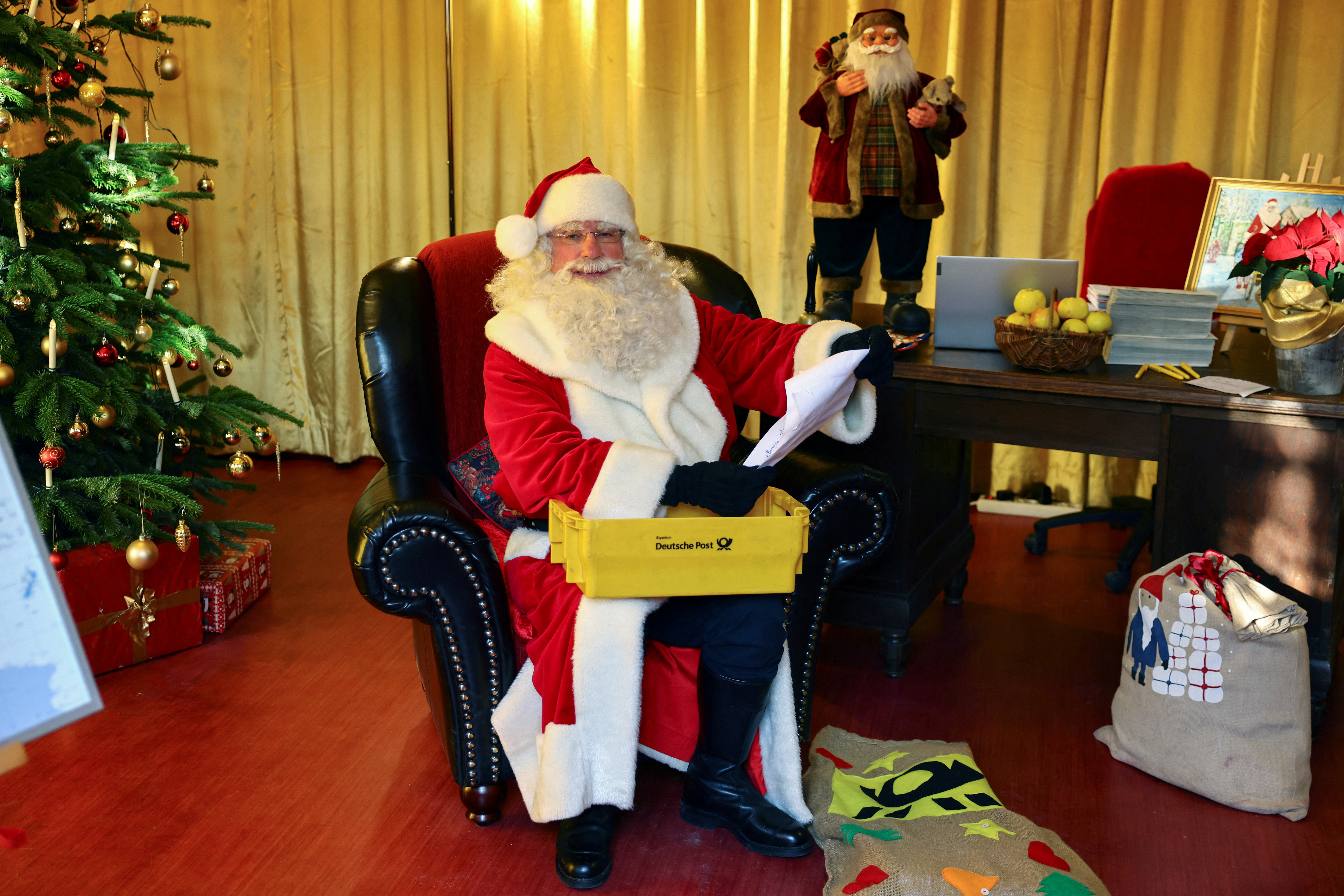 Sorpresa inesperada. papá noel con barba blanca. Hombre en