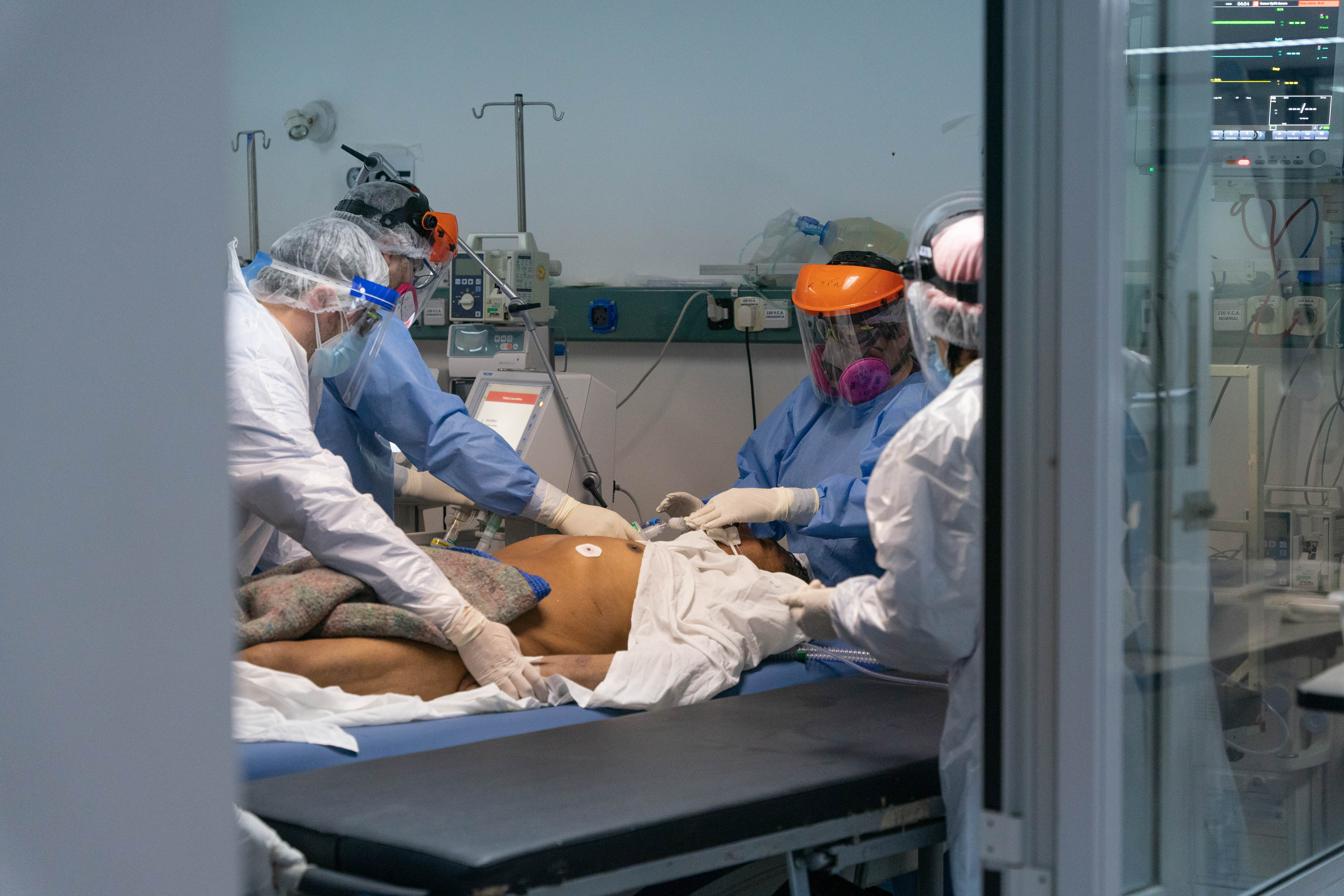 La terapia intensiva del Hospital General San Martin La Plata, que muestra la denodada lucha del personal de Salud contra el coronavirus. (Foto: Franco Fafasuli)