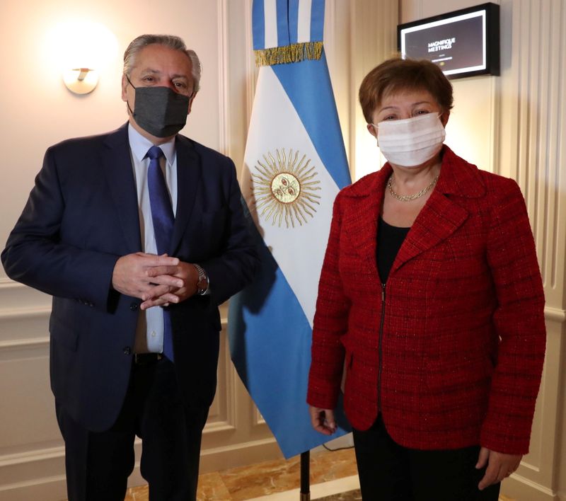 El presidente argentino, Alberto Fernández, posa junto a la directora gerente del Fondo Monetario Internacional (FMI), Kristalina Georgieva, en el Hotel Sofitel de Roma, Italia