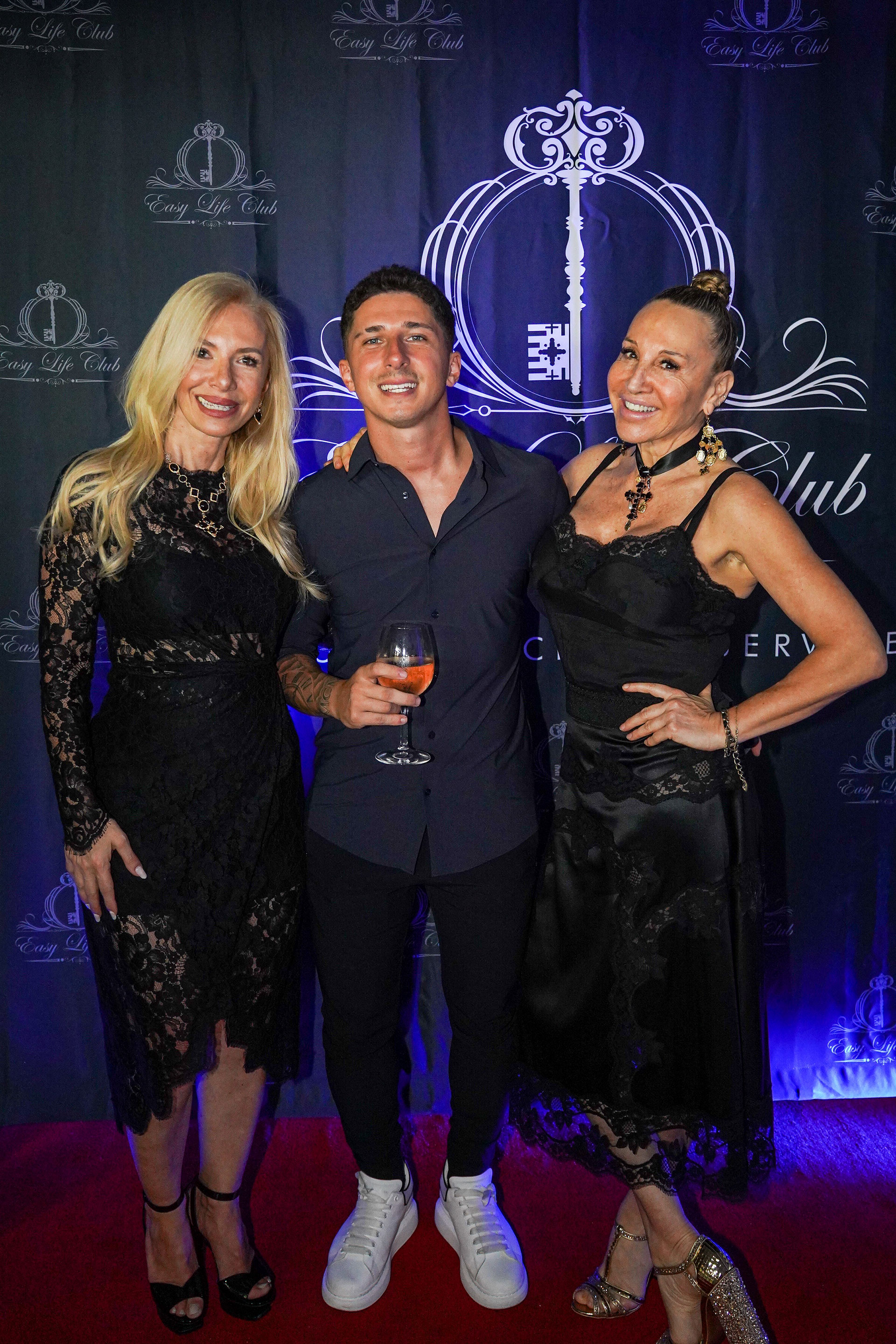 Anthony Furnari, con su madre, Michelle Furnari a la izquierda y Annie Valdivia, ejecutiva de ventas de Dolce Gabbana a la derecha (@nachofilms) 