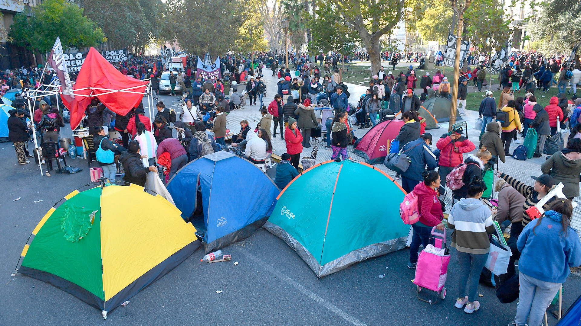 Los piqueteros pasaron la noche frente a la Casa Rosada y ahora realizan la “marcha de las ollas vacías”