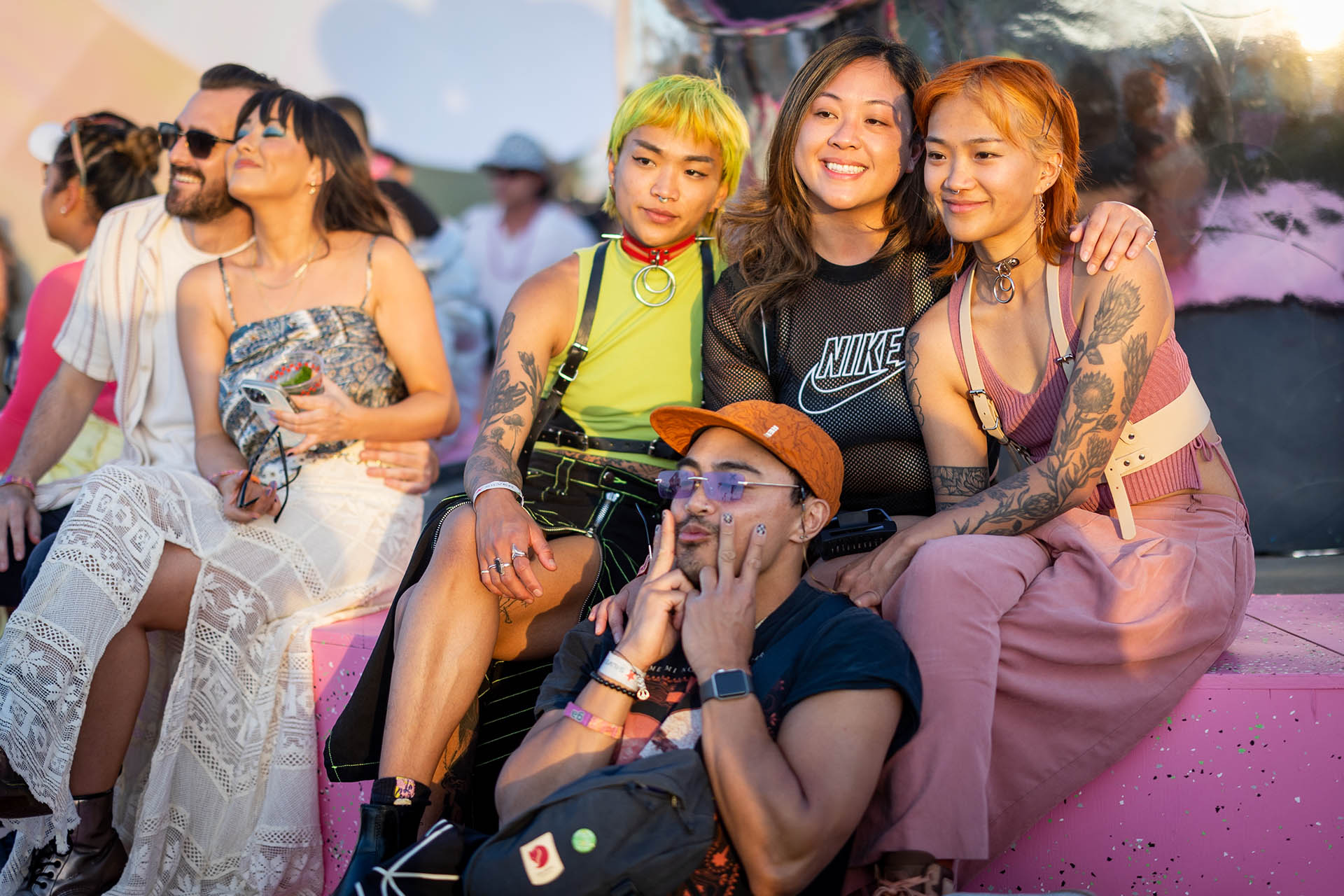 Los looks fueron mayormente coloridos, a tono con el concepto visual que despliegan los jóvenes en la actualidad: alegría y optimismo son las principales características (Photo by Emma McIntyre/Getty Images for Coachella)
