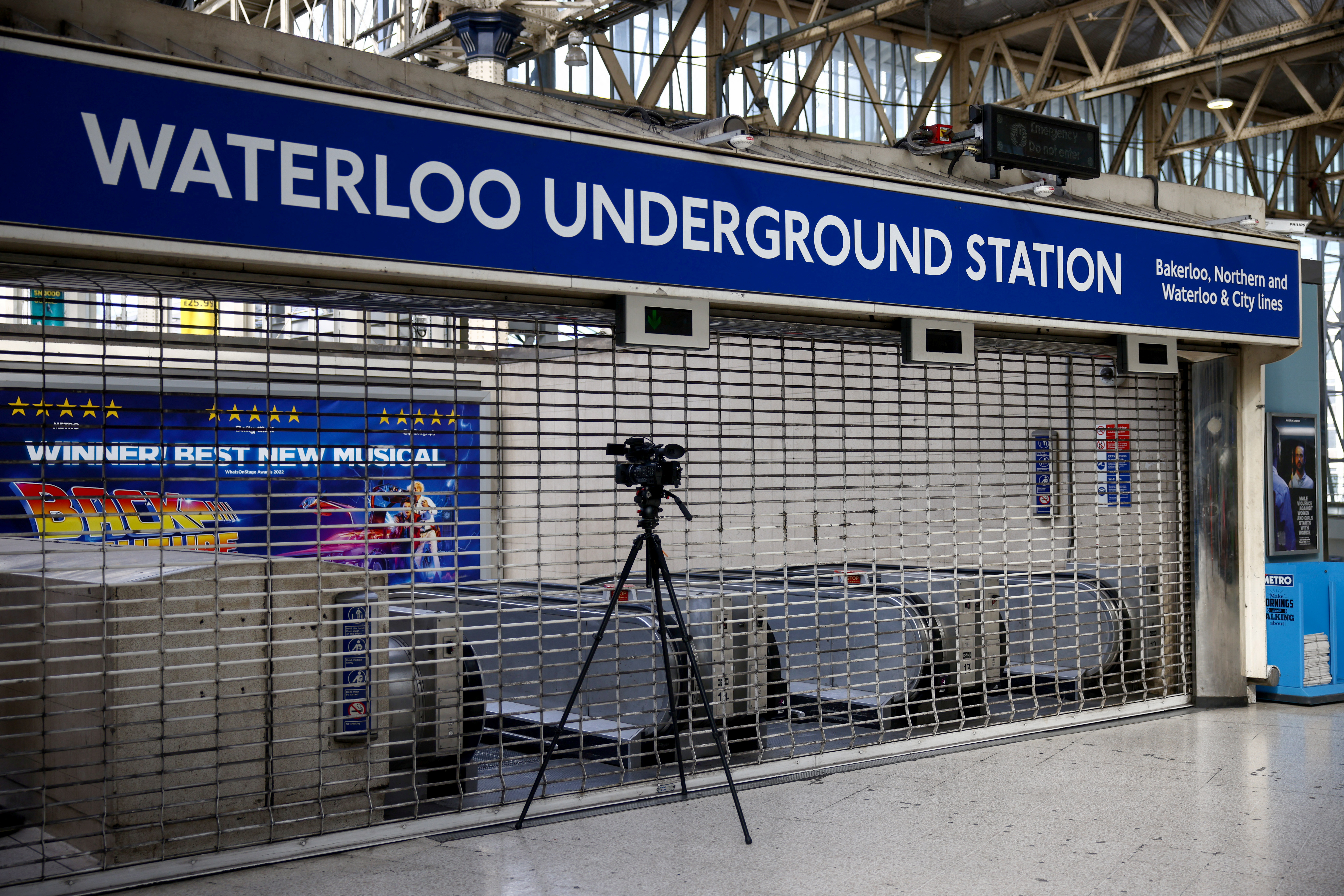 Una vista de una cámara filmando en la estación de metro de Waterloo, el primer día de la huelga ferroviaria nacional en Londres, Gran Bretaña, el 21 de junio de 2022. REUTERS/Henry Nicholls