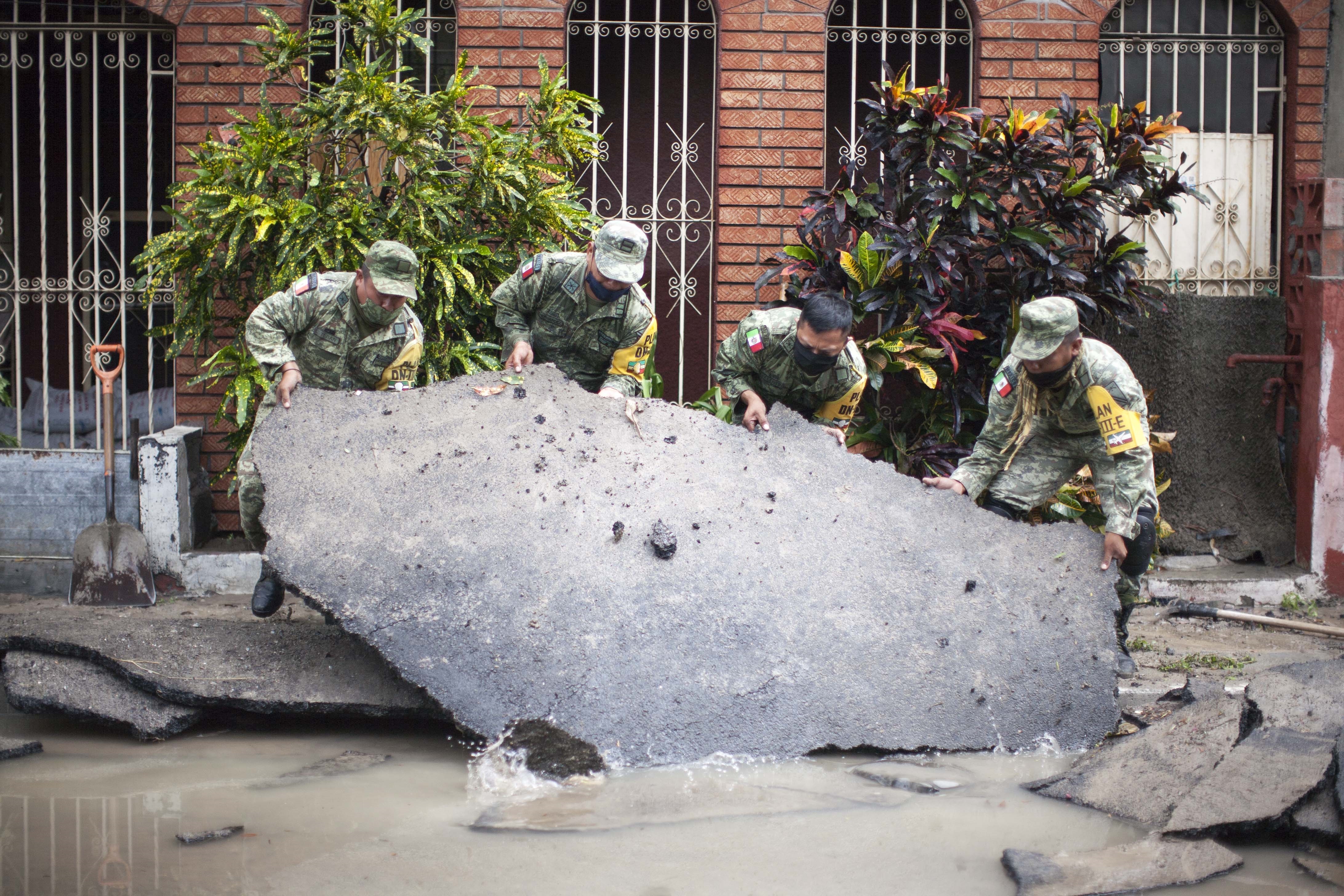 Miembros del ejército mexicano realizan trabajos de limpieza después de las fuertes lluvias por la tormenta Hanna en el área metropolitana de Monterrey, estado de Nuevo León, México, el 27 de julio de 2020.