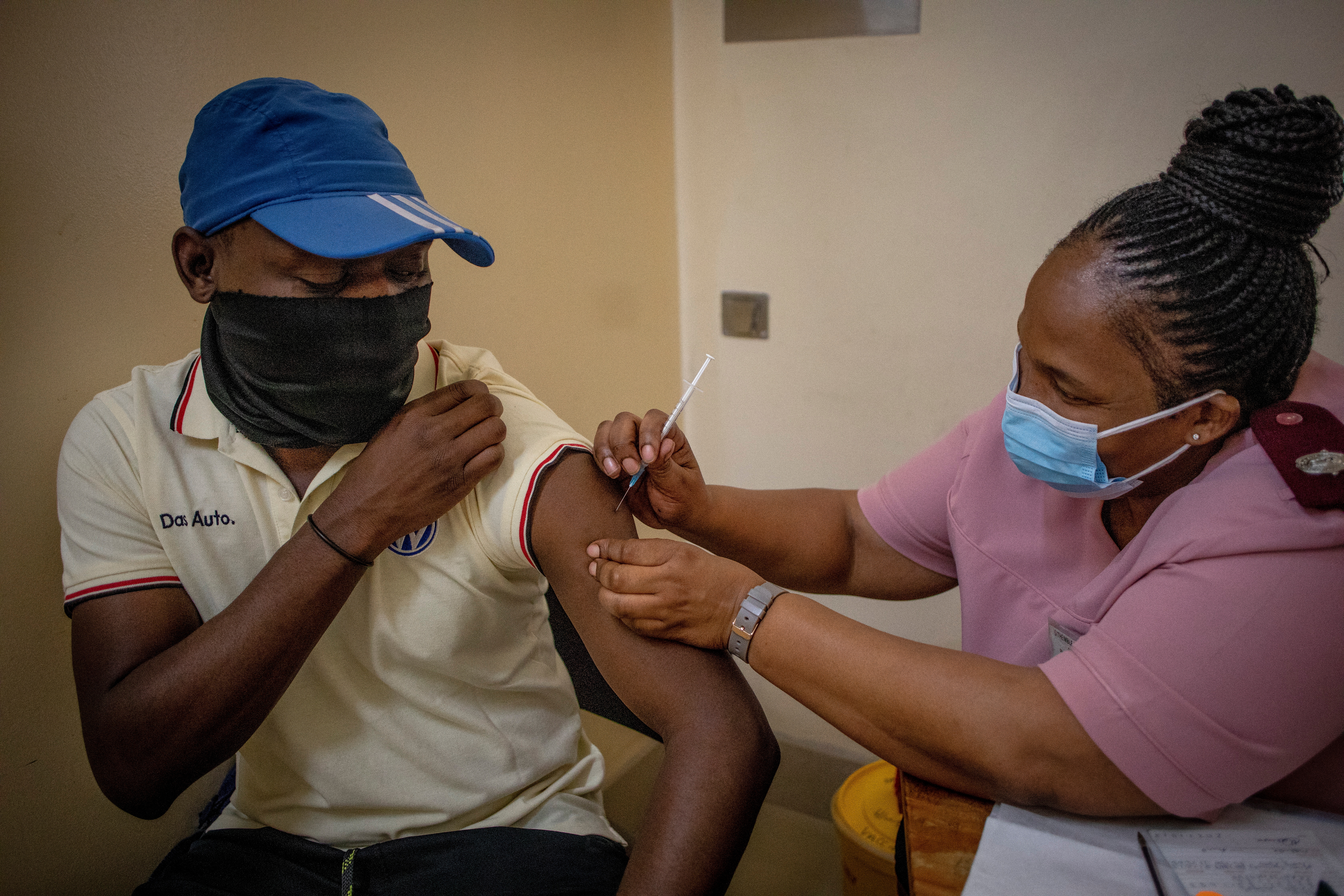 Un hombre se vacuna en Johannesburgo, en una imagen de archivo. EFE/EPA/Kim Ludbrook
