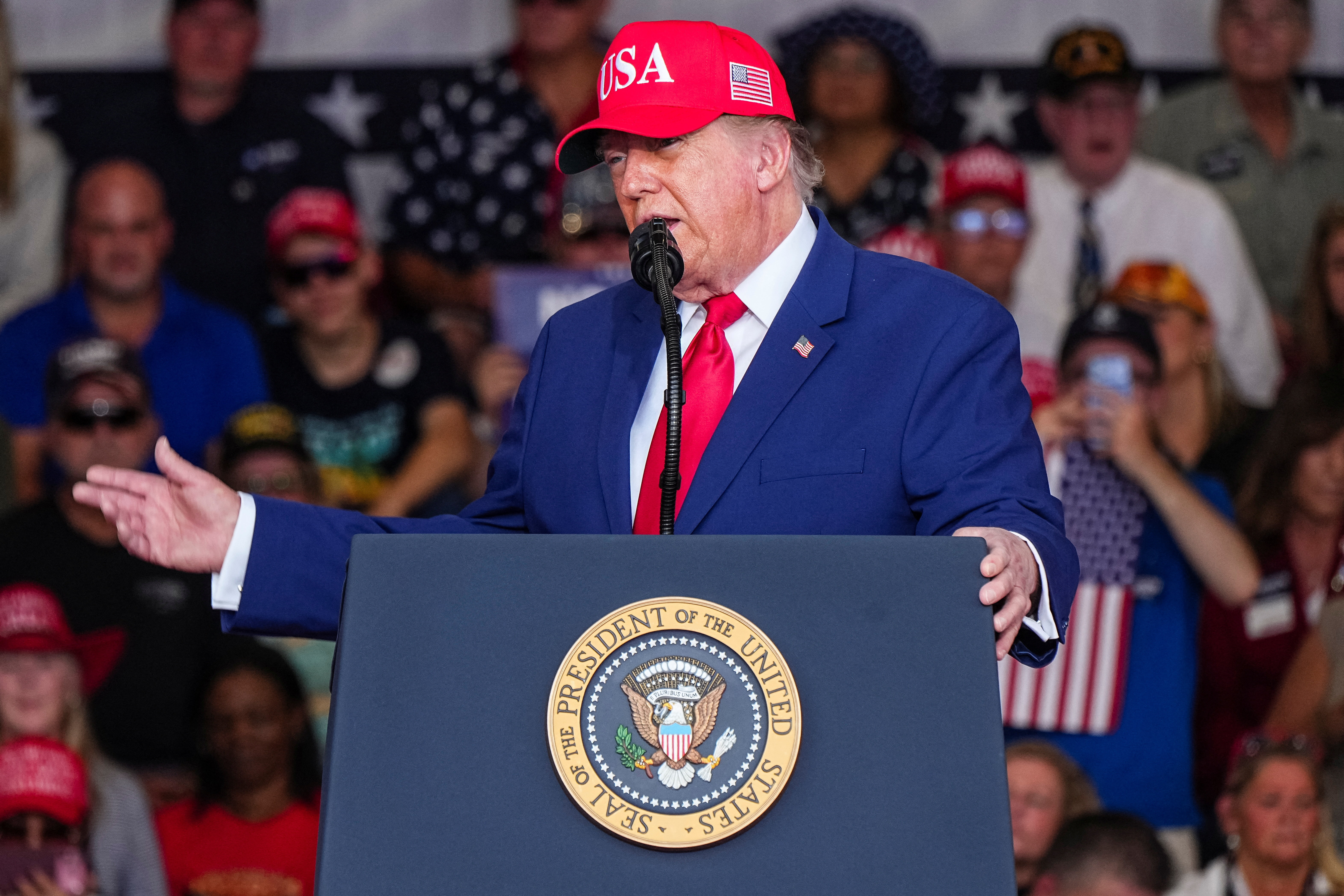 Donald Trump dijo que Francia "estÃ¡ en llamas" y "destrozado" por la inmigraciÃ³n: "¡Cierren sus fronteras y tomen el control!\