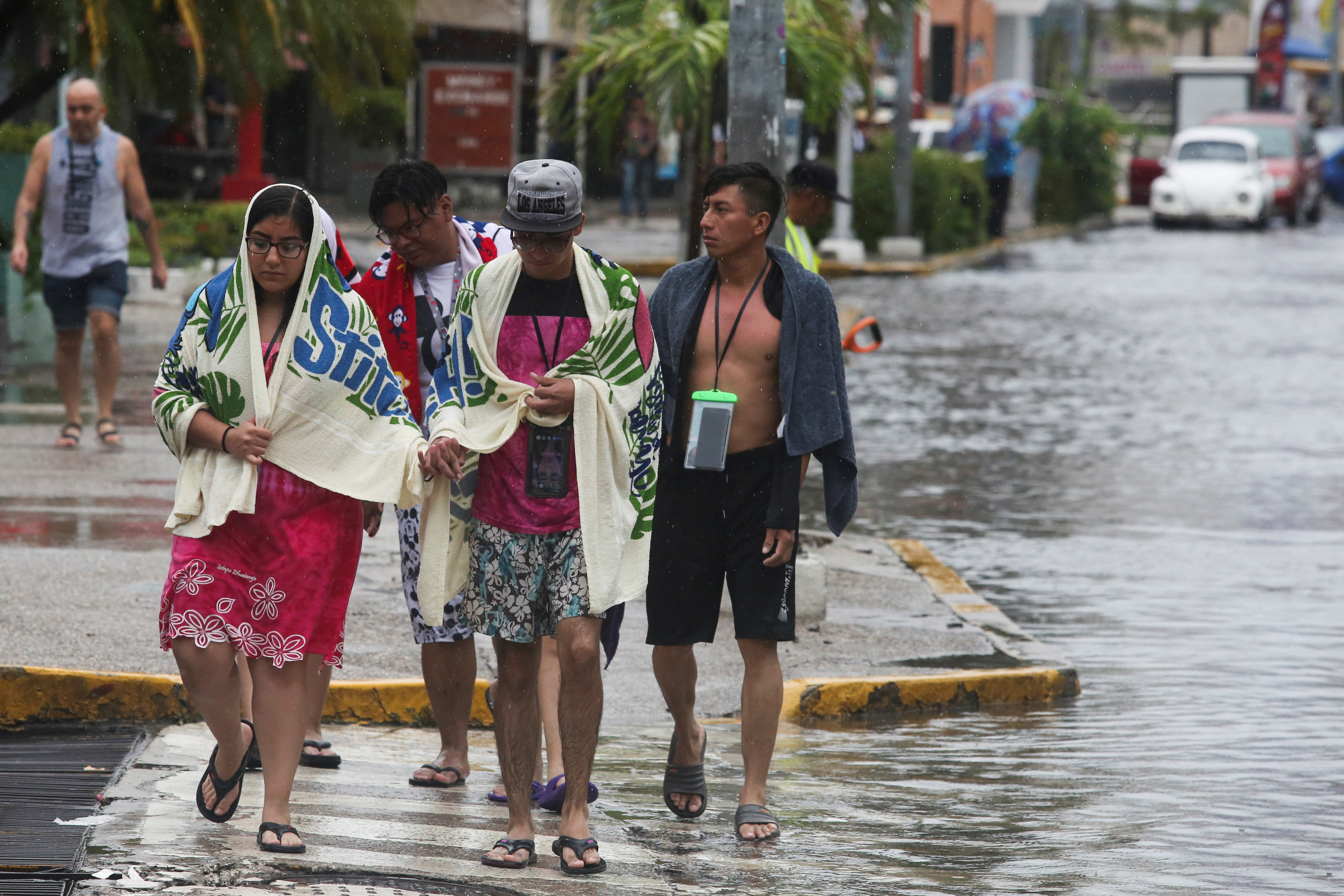 Lester dejó en Guerrero al menos tres heridos, inundaciones y vuelos cancelados