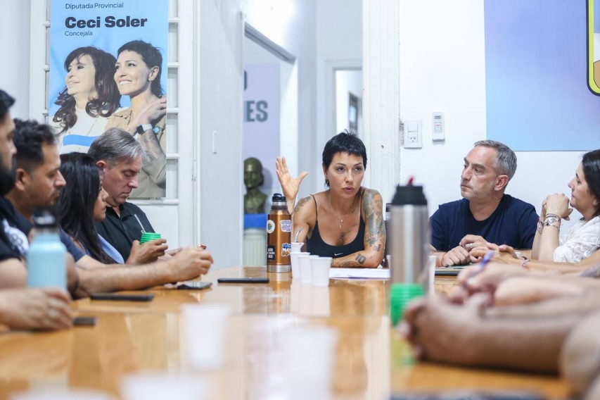 Furiosa persecución y choque en Wilde: un patrullero y un auto terminaron subidos a la vereda