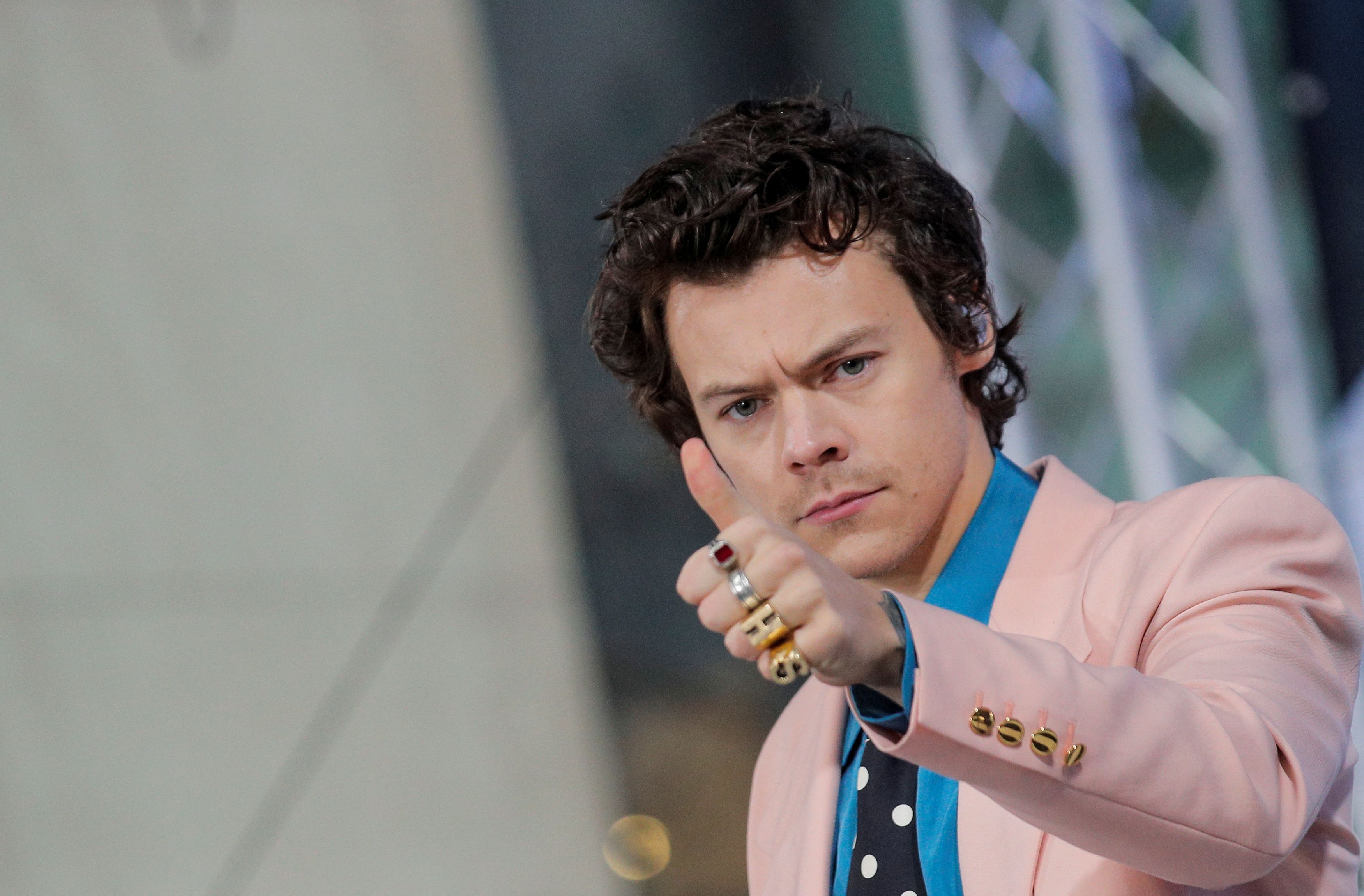 FILE PHOTO: El cantante Harry Styles actúa en el programa 'Today' de NBC en la ciudad de Nueva York, EE. UU., 26 de febrero de 2020. REUTERS