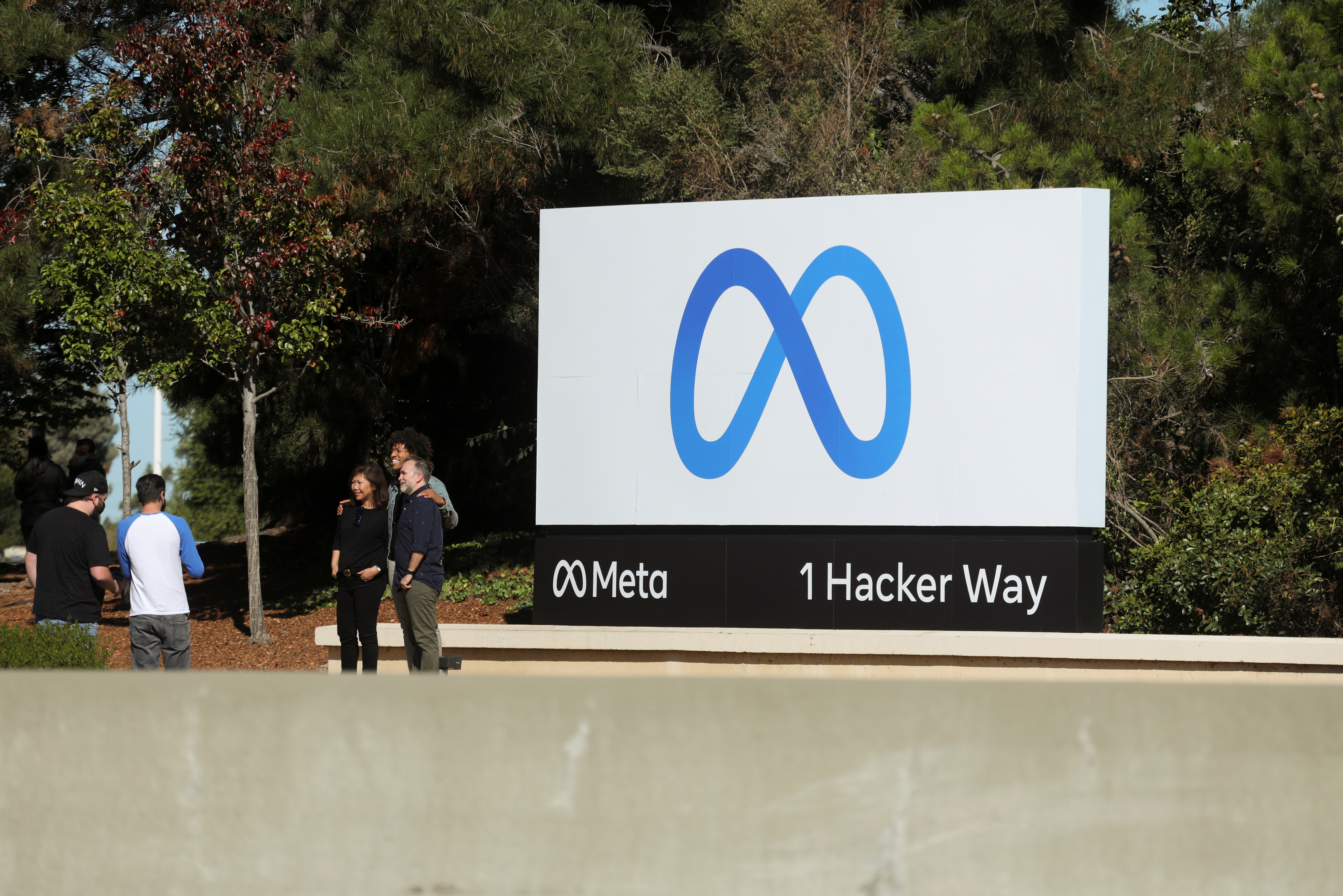 Un cartel de Meta, el nuevo nombre de la compañía antes conocida como Facebook, en su sede en Menlo Park, California. REUTERS/Nathan Frandino