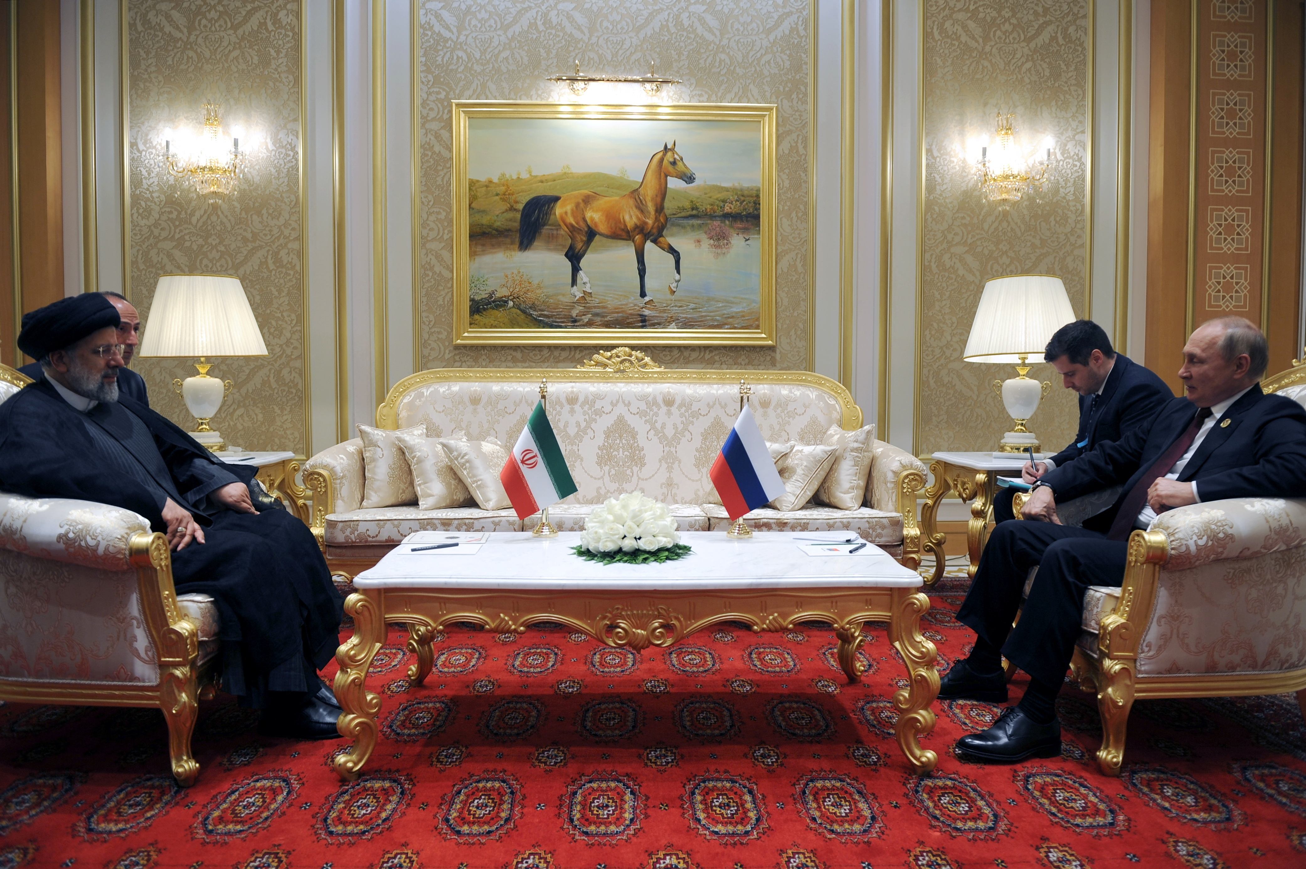 Vladimir Putin y el iraní Ebrahim Raisi asisten a una reunión al margen de la Cumbre del Caspio en Ashgabat, Turkmenistán, el 29 de junio de 2022 (Reuters)