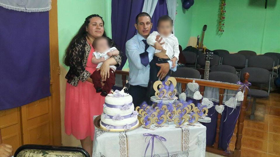 Noemi Gomez (32) junto a su marido, y dos hijos