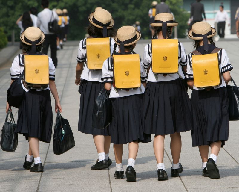 FOTO DE ARCHIVO: Unos niños caminan de vuelta de la escuela en Tokio, 30 de junio de 2006. REUTERS/Toshiyuki Aizawa
