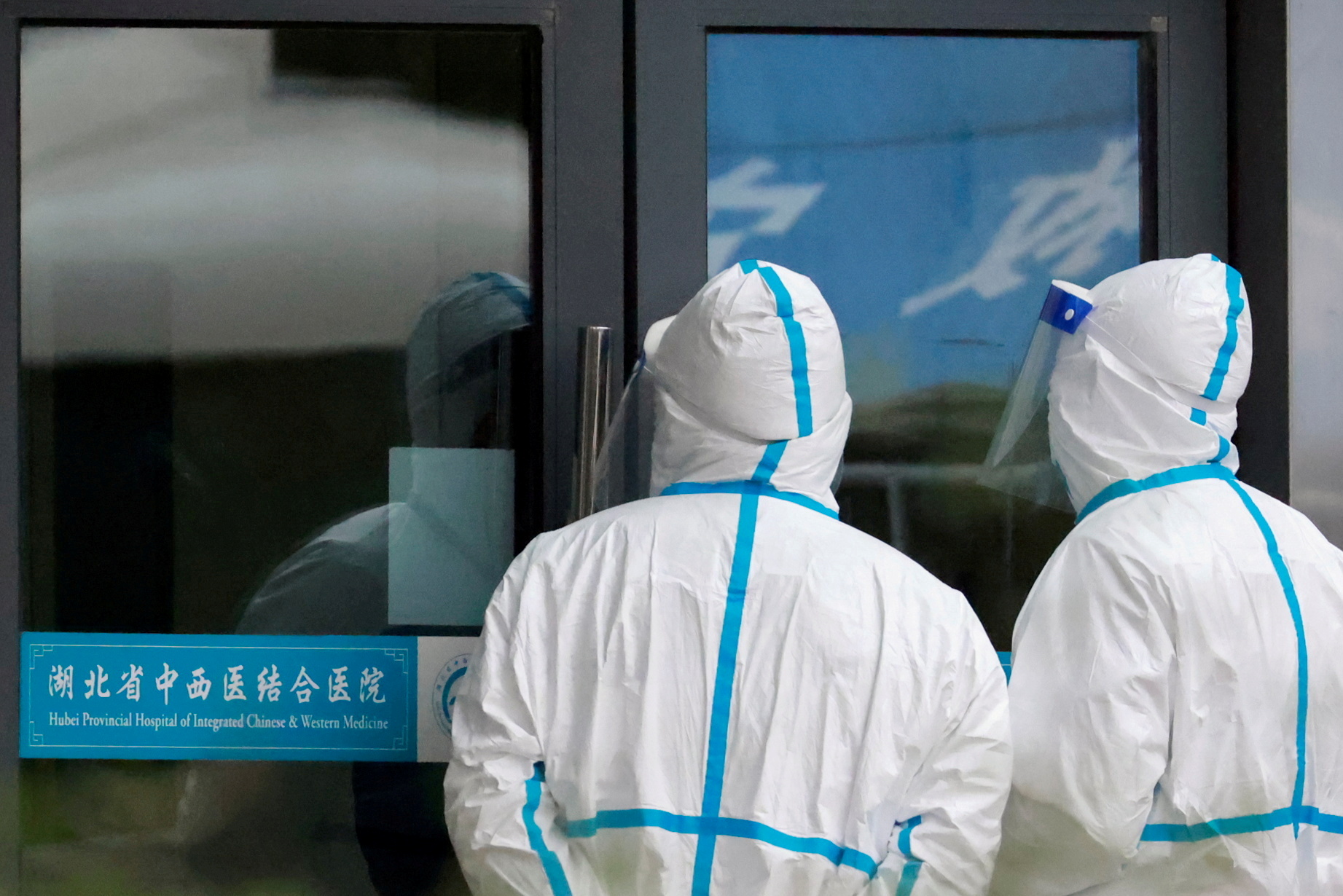 FOTO DE ARCHIVO: Personas con trajes de protección se encuentran en el Hospital Provincial de Medicina China y Occidental Integrada de Hubei, en Wuhan, Provincia de Hubei, China, 29 de enero de 2021. REUTERS / Thomas Peter