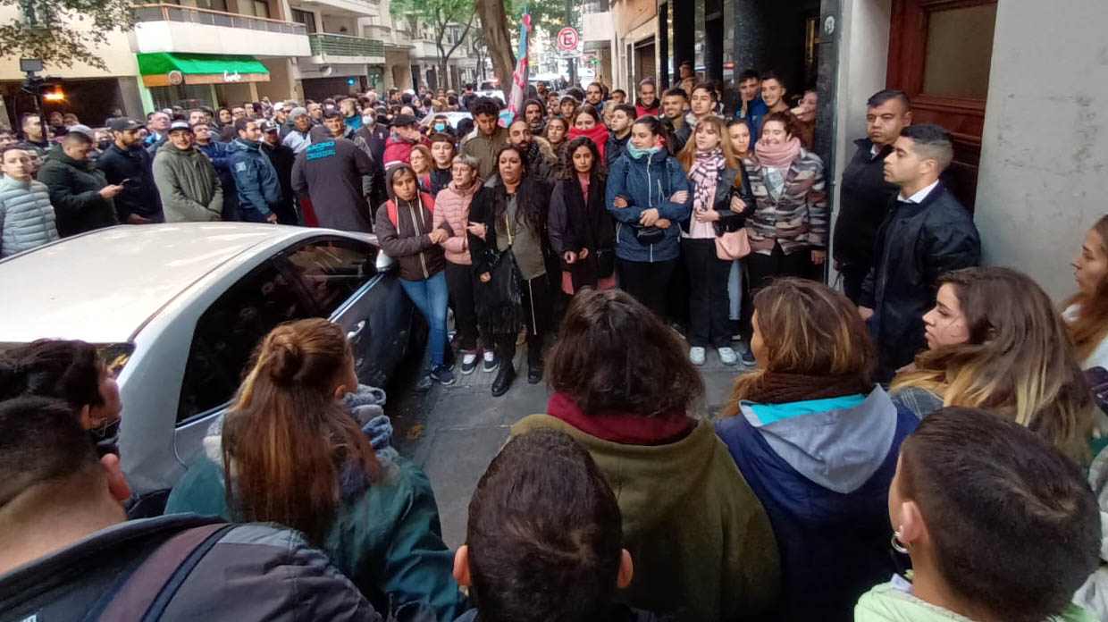 Vigilia de militantes kirchneristas en las puertas de la casa de Cristina Kirchner, ubicada en el barrio porteño de Recoleta. (Maximiliano Luna)