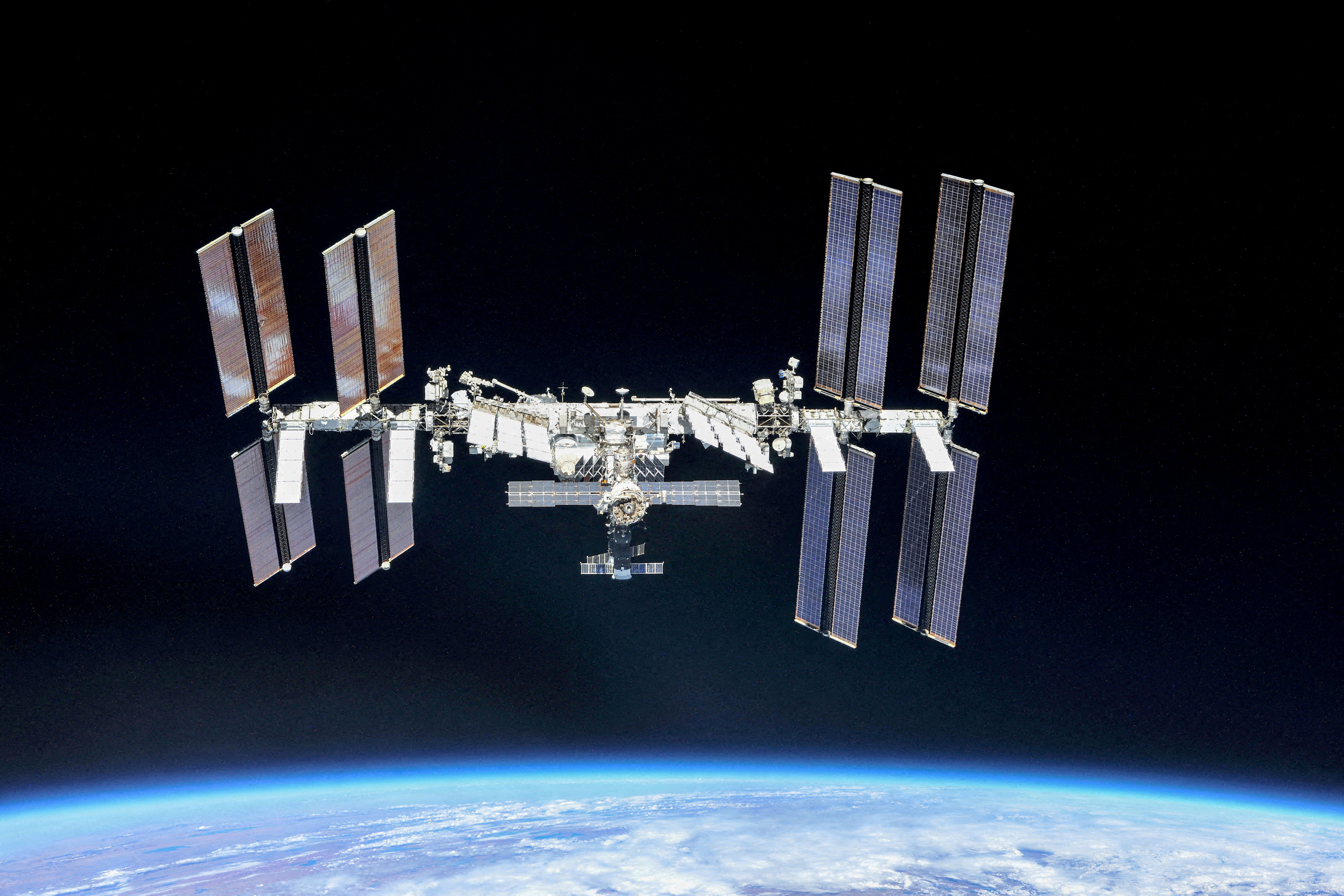 ไฟล์ภาพ: สถานีอวกาศนานาชาติ (ISS) ถ่ายโดยลูกเรือ Expedition 56 จากยานอวกาศ Soyuz หลังจากการล่มสลายเมื่อวันที่ 4 ตุลาคม 2018 (NASA/Roscosmos/REUTERS)