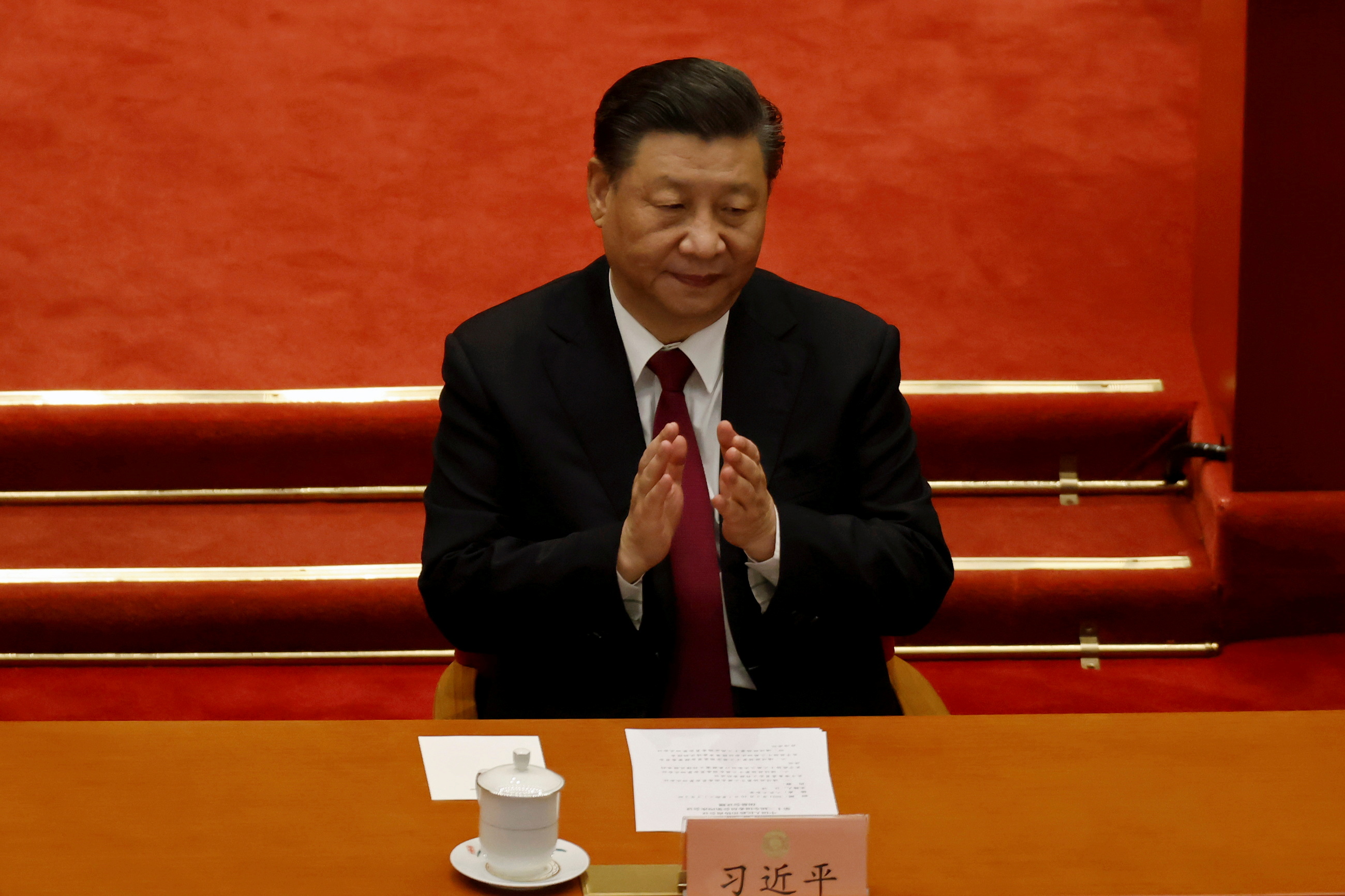 El jefe del régimen chino, Xi Jinping, aplaude en la sesión de clausura de la Conferencia Consultiva Política del Pueblo Chino (CPPCC) en el Gran Palacio del Pueblo en Beijing. El lunes se anunció una nueva regulación para empresas e instituciones para capacitar a su personal en contra-inteligencia (Reuters)