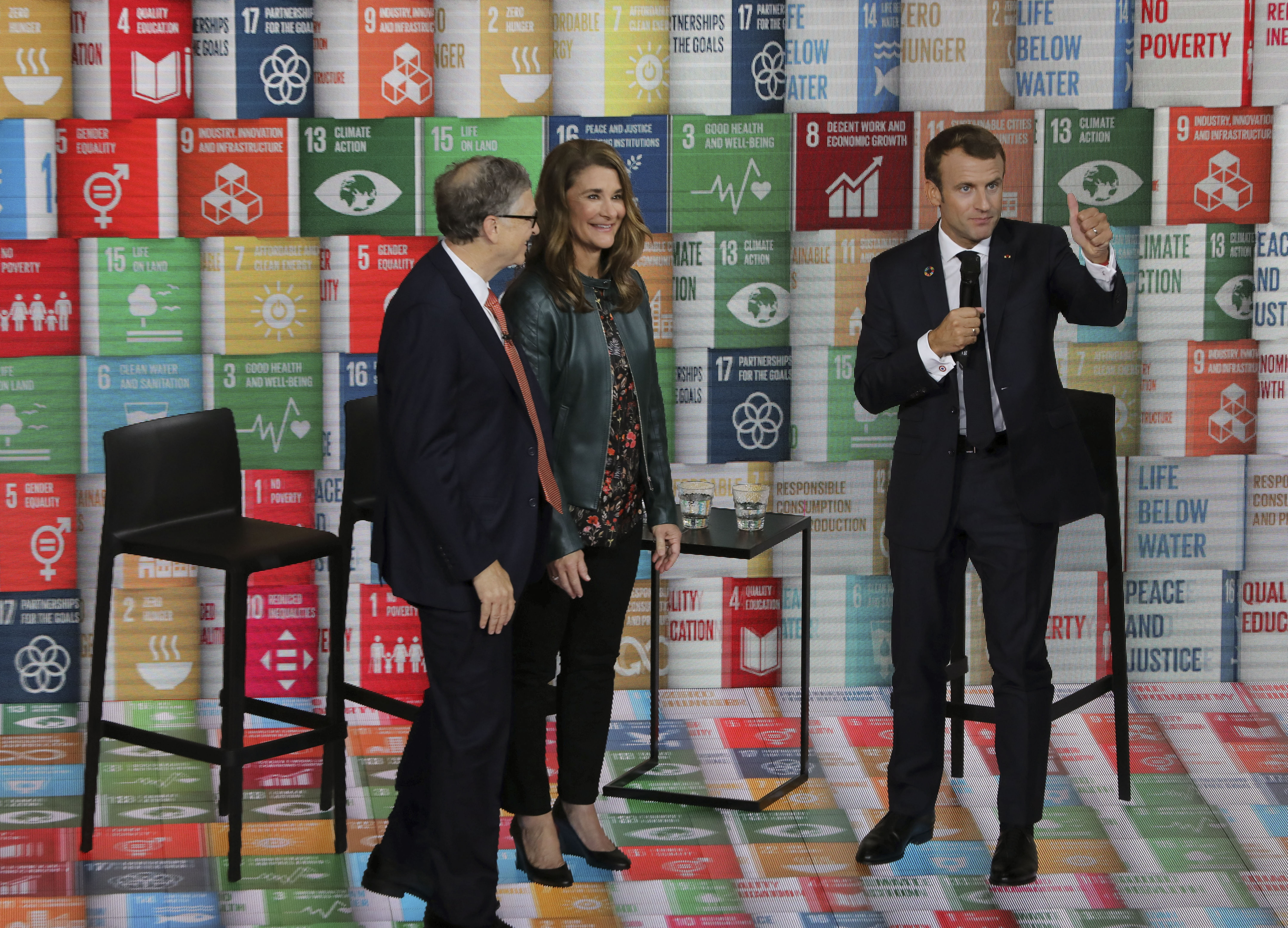 Melinda Gates, Bill Gates y el presidente de Francia Emmanuel Macron (Foto: AFP)