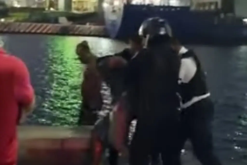 Sujeto detenido después de ser sacado del agua