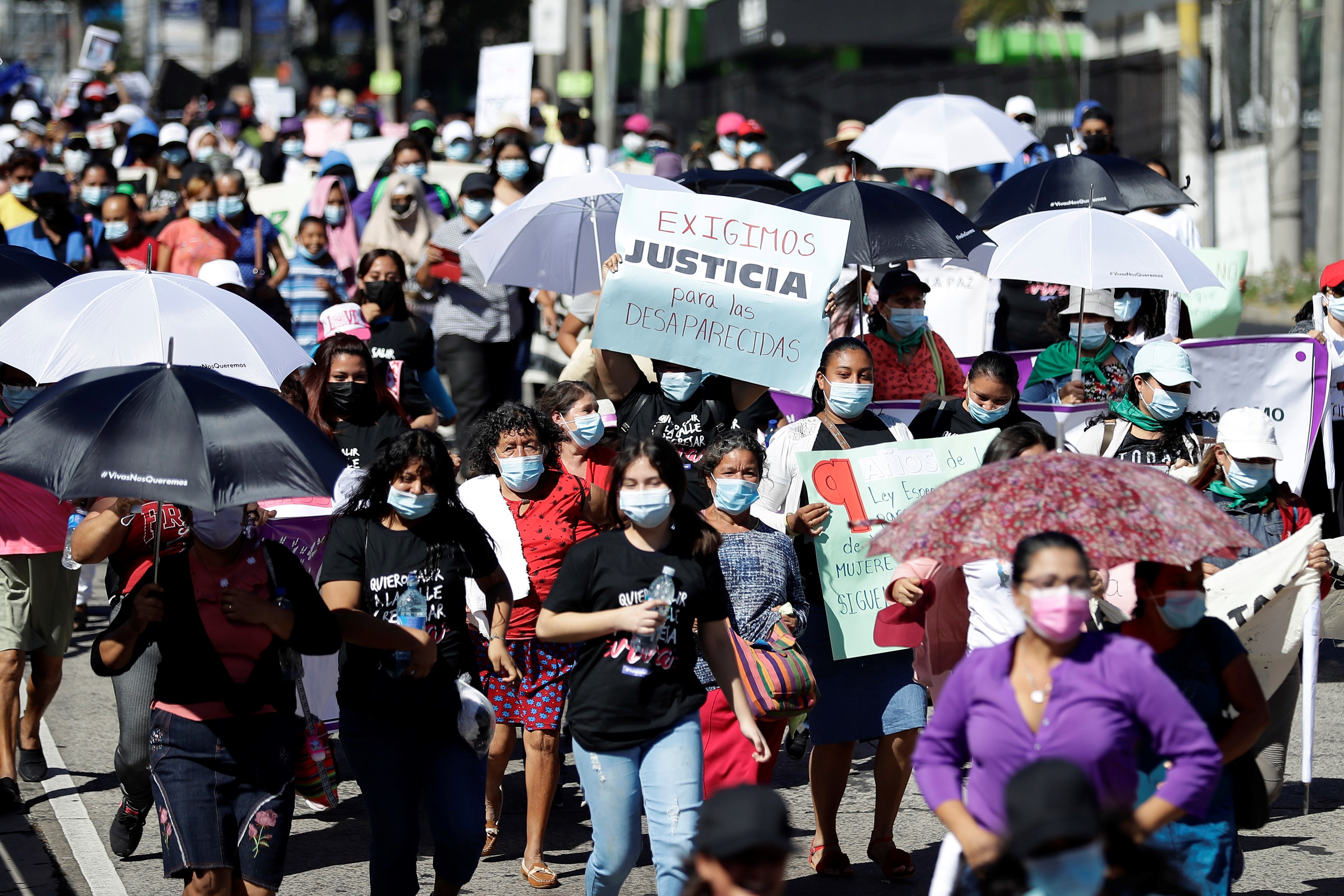 Unas 500 mujeres protestan en las principales calles de San Salvador, capital de El Salvador, por los casos de desaparecidas y criticaron "el silencio que guarda el Gobierno con el aumento" de los casos. EFE/Rodrigo Sura
