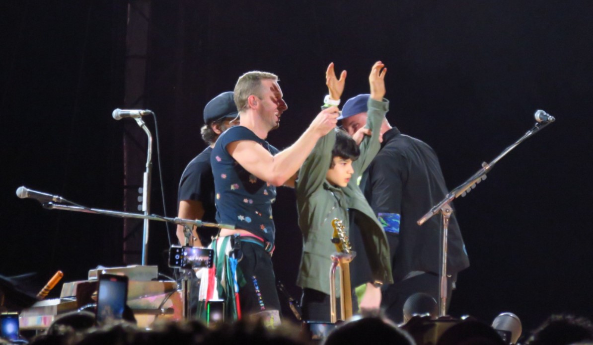 Huillo tocó junto a Coldplay en el Foro Sol (Foto: Twitter/@huillo)
