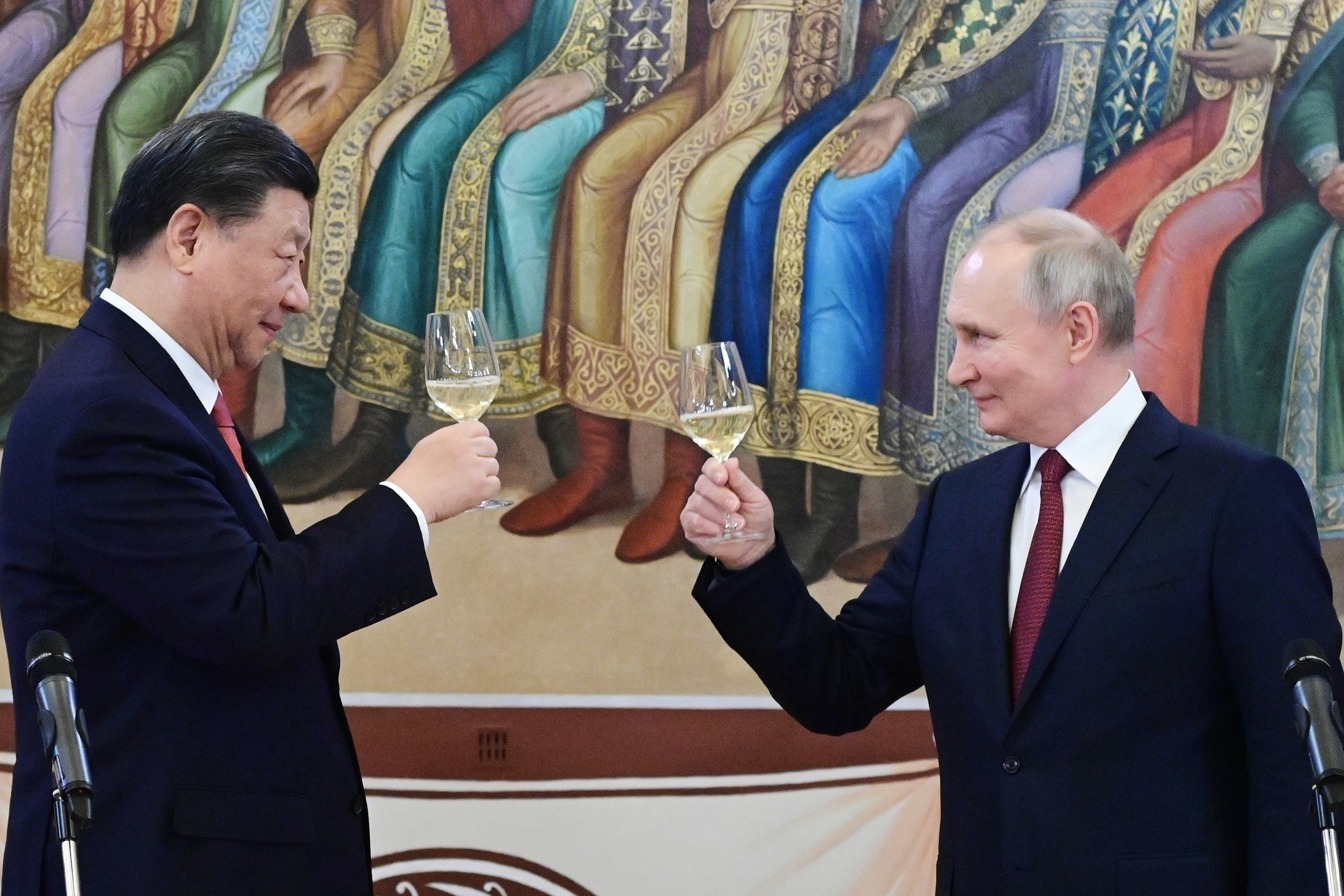 Banquete, brindis y una promesa final: así se despidieron Xi Jinping y Vladimir Putin tras su encuentro en Moscú      