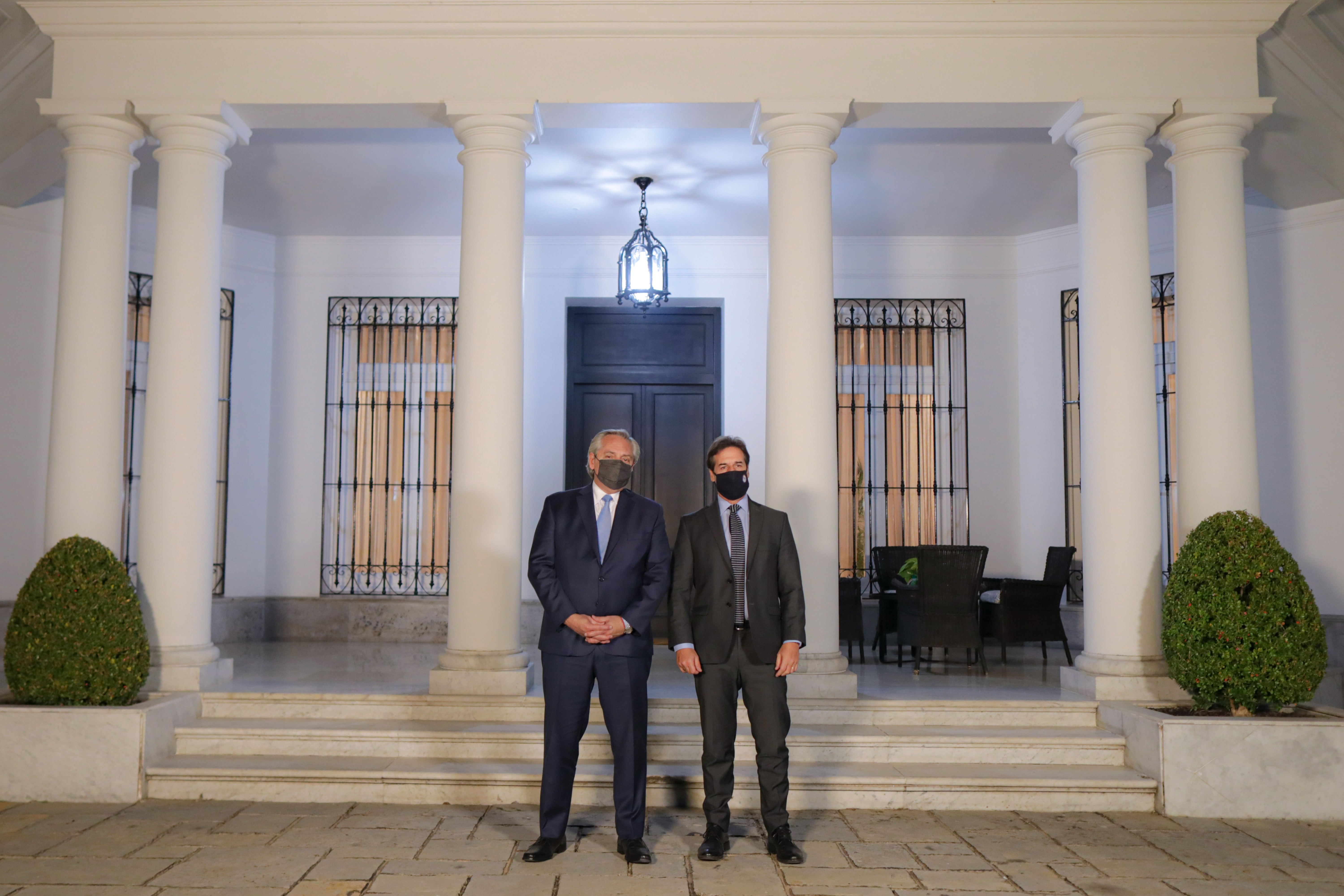 Alberto Fernández con Luis Lacalle Pou, en la residencia de Olivos, en la reciente visita del uruguayo a nuestro país. EFE/ Presidencia de la Nación Argentina
