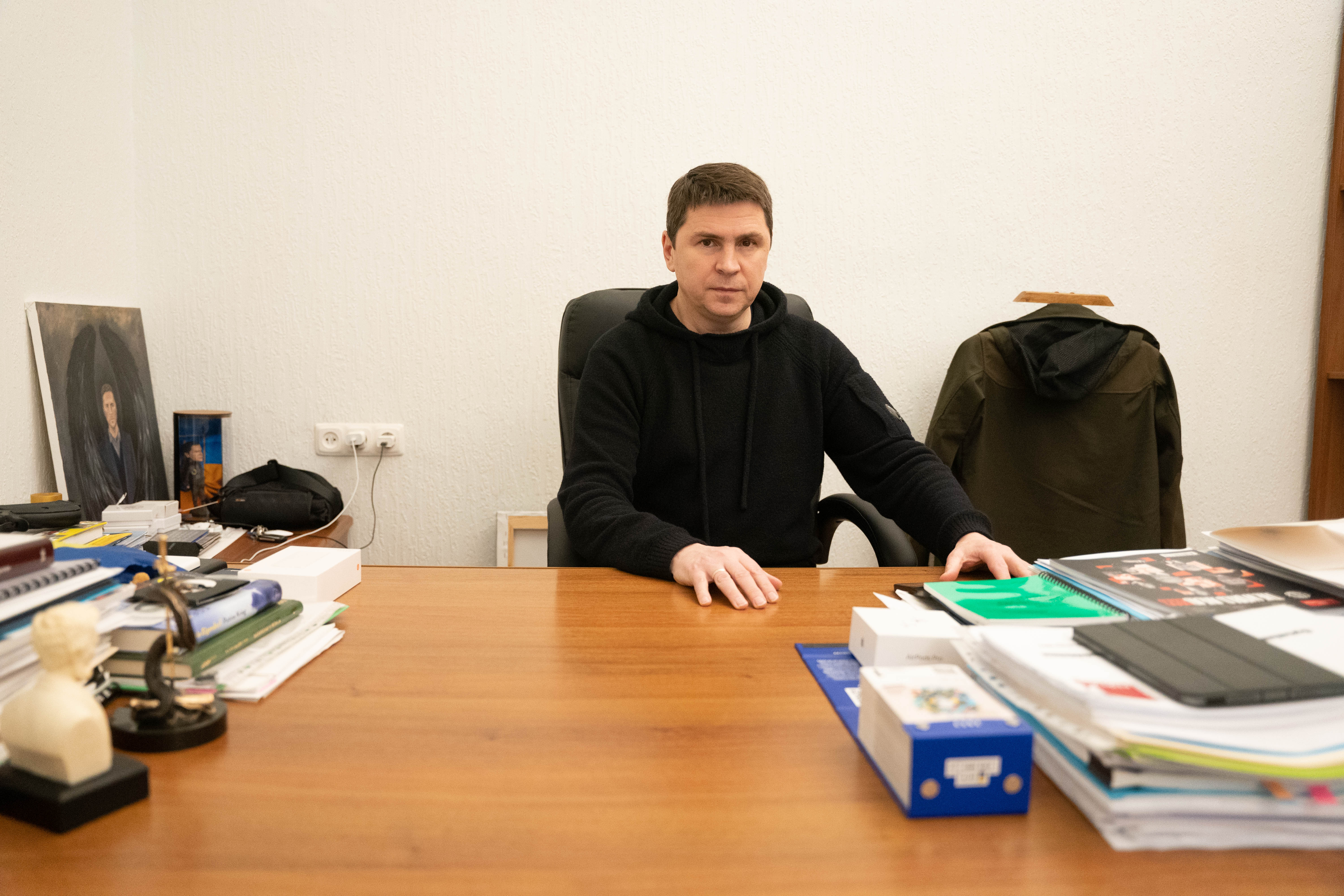 Mijailo Podoliak posa en su despacho en Kiev, Ucrania 
