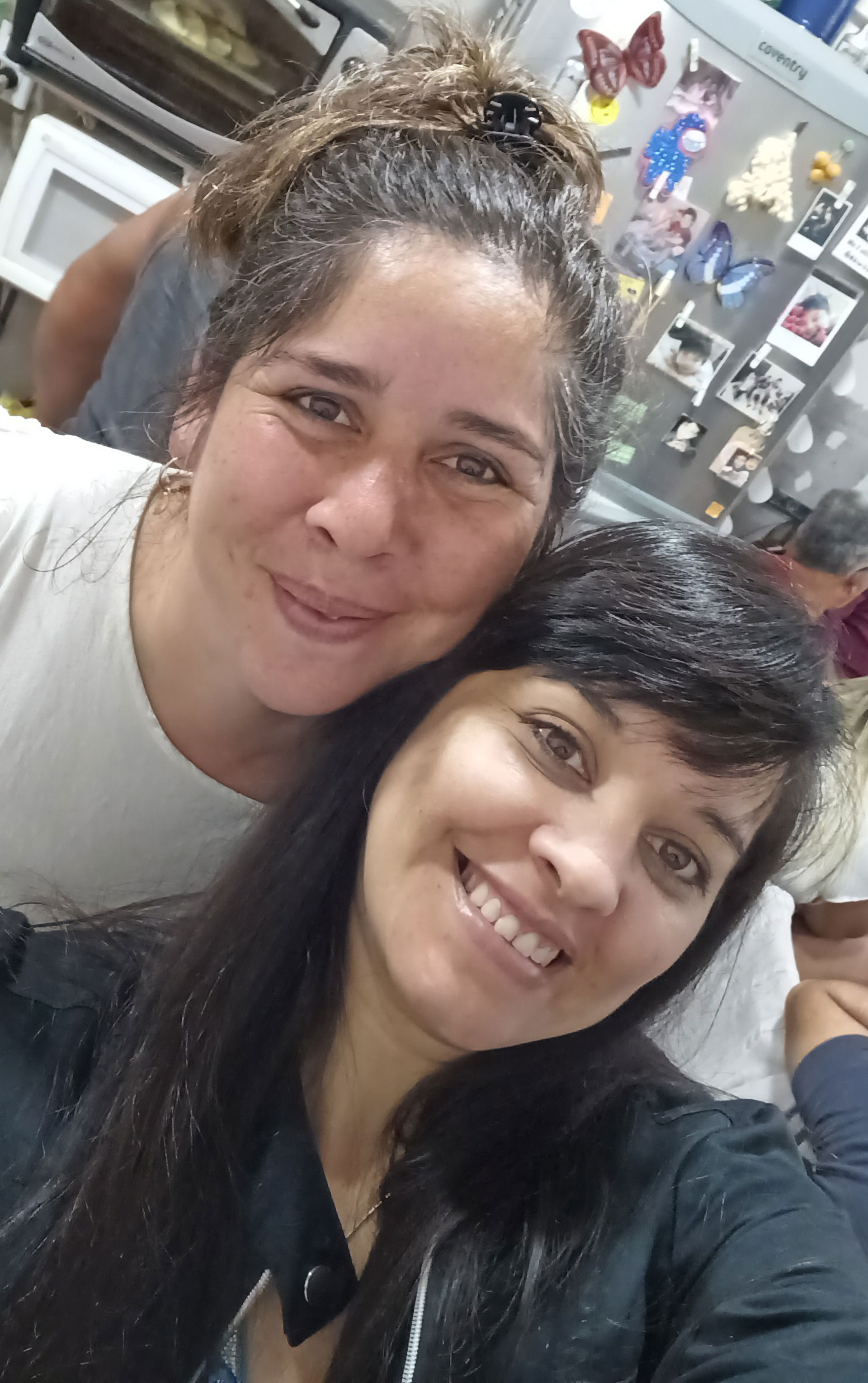 Con Maru Acuña, su media hermana, quien fue clave en el contacto con su mamá biológica