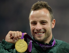 Oscar Pistorius con la medalla de oro luego de ganar los 400 metros durante los Juegos Paraolímpicos en Londres 2012 (AFP/Getty Images)