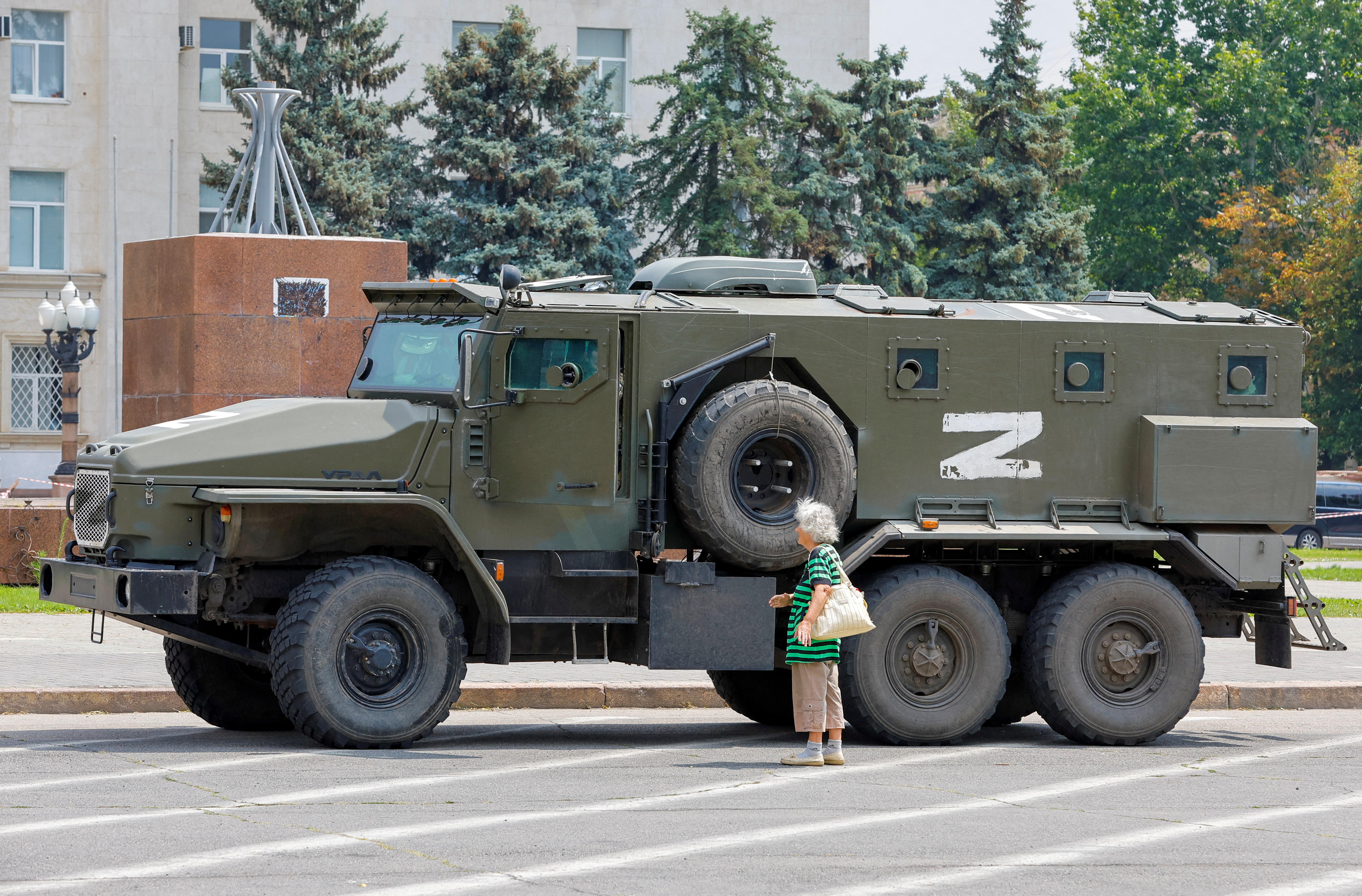 Un camión blindado de tropas prorrusas está estacionado cerca del antiguo edificio del consejo regional de Ucrania en la ciudad de Kherson, Ucrania. (REUTERS/Alexander Ermochenko/Foto de archivo)