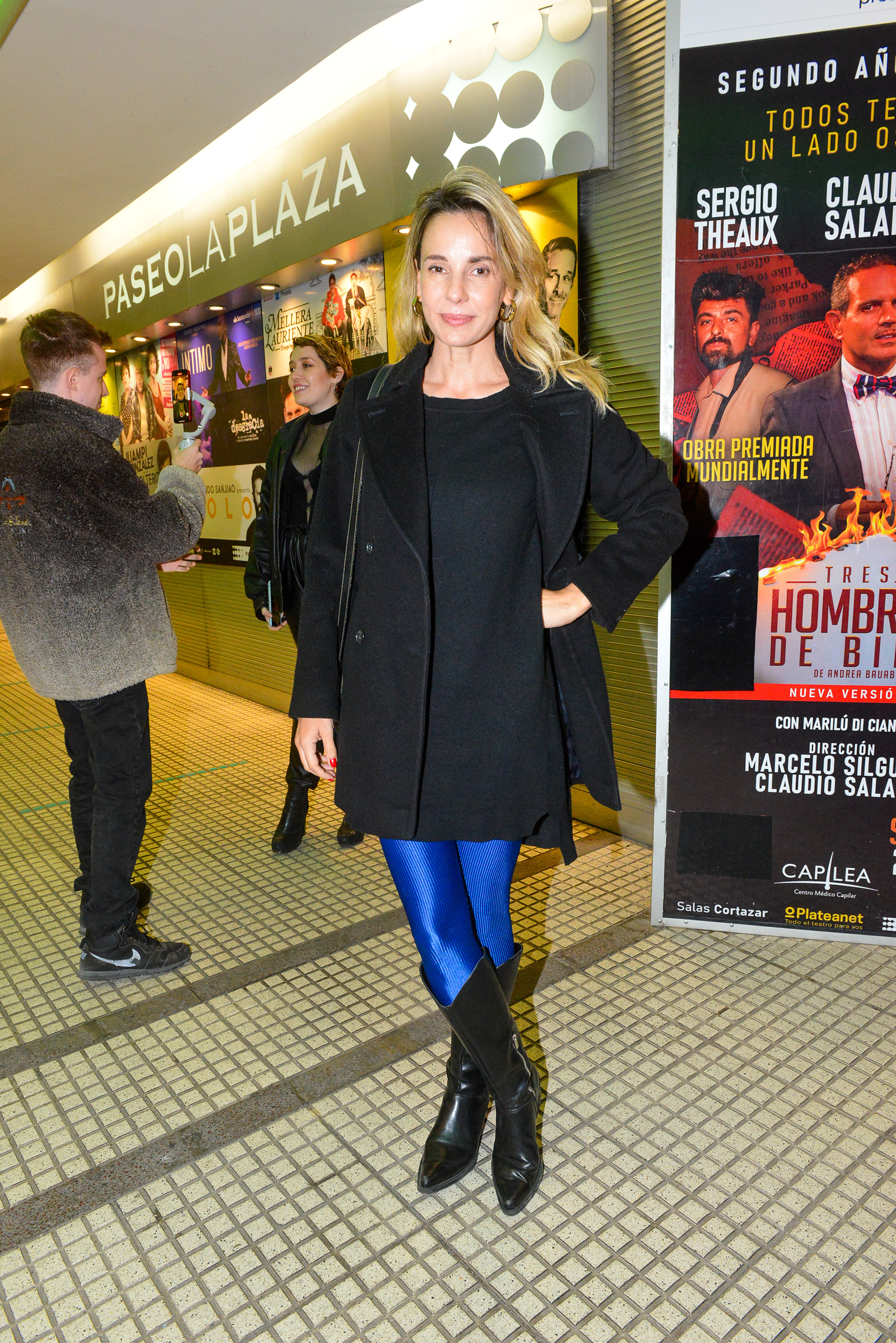 Juliette Cardinelli stuns by wearing her blue tights at the premiere of the play