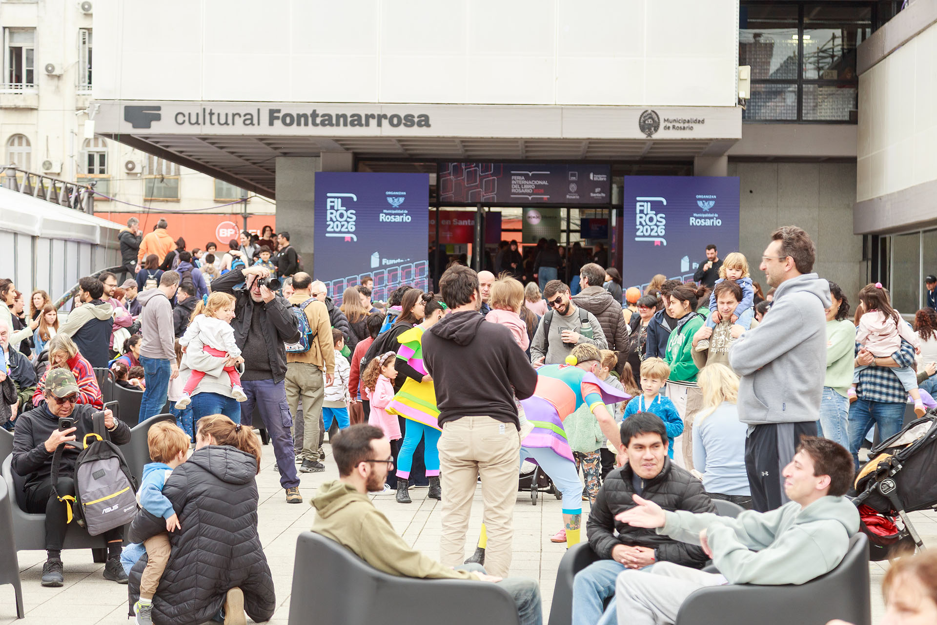 Somos muchos los que disfrutamos de las Ferias del Libro: la de Rosario, además, habla de una ciudad que le ganó al miedo