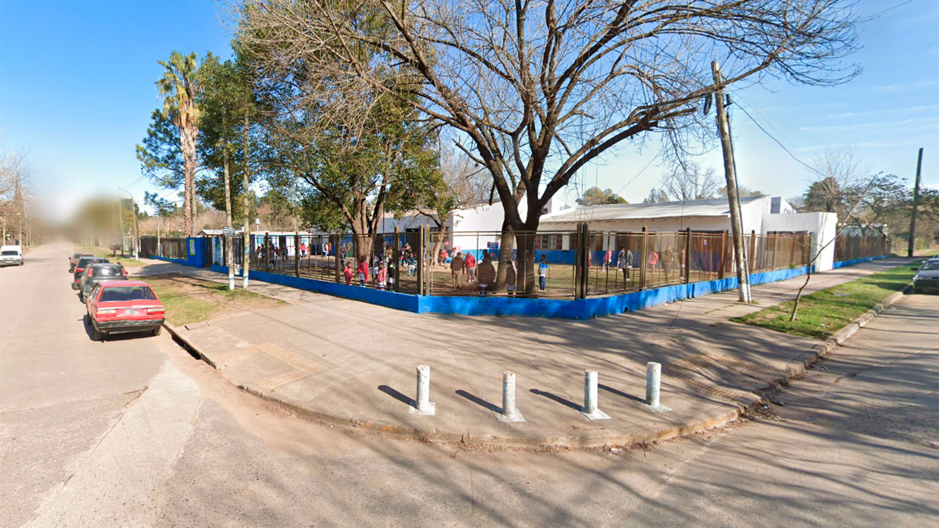 La Escuela Secundaria N° 45 de Moreno comparte edificio con la Escuela Primaria N° 12 "Vicenta Castro Cambón". 