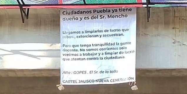 En varios puntos de Puebla fueron halladas mantas firmadas por el CJNG
(Foto: Twitter/@LPueblo2)