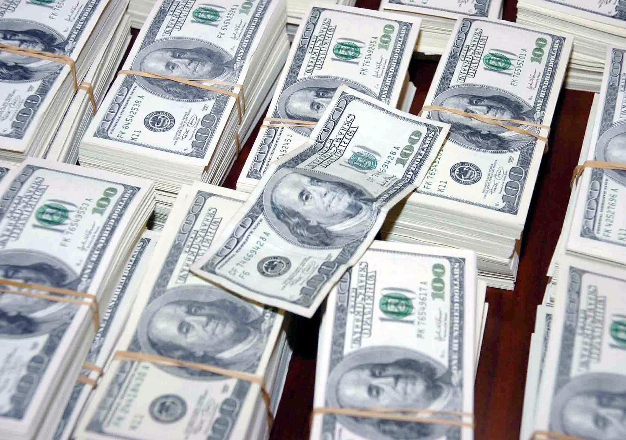 El dinero es una constante en las fiestas narco. (Foto: EFE/Carlos Jorge Monteiro)
