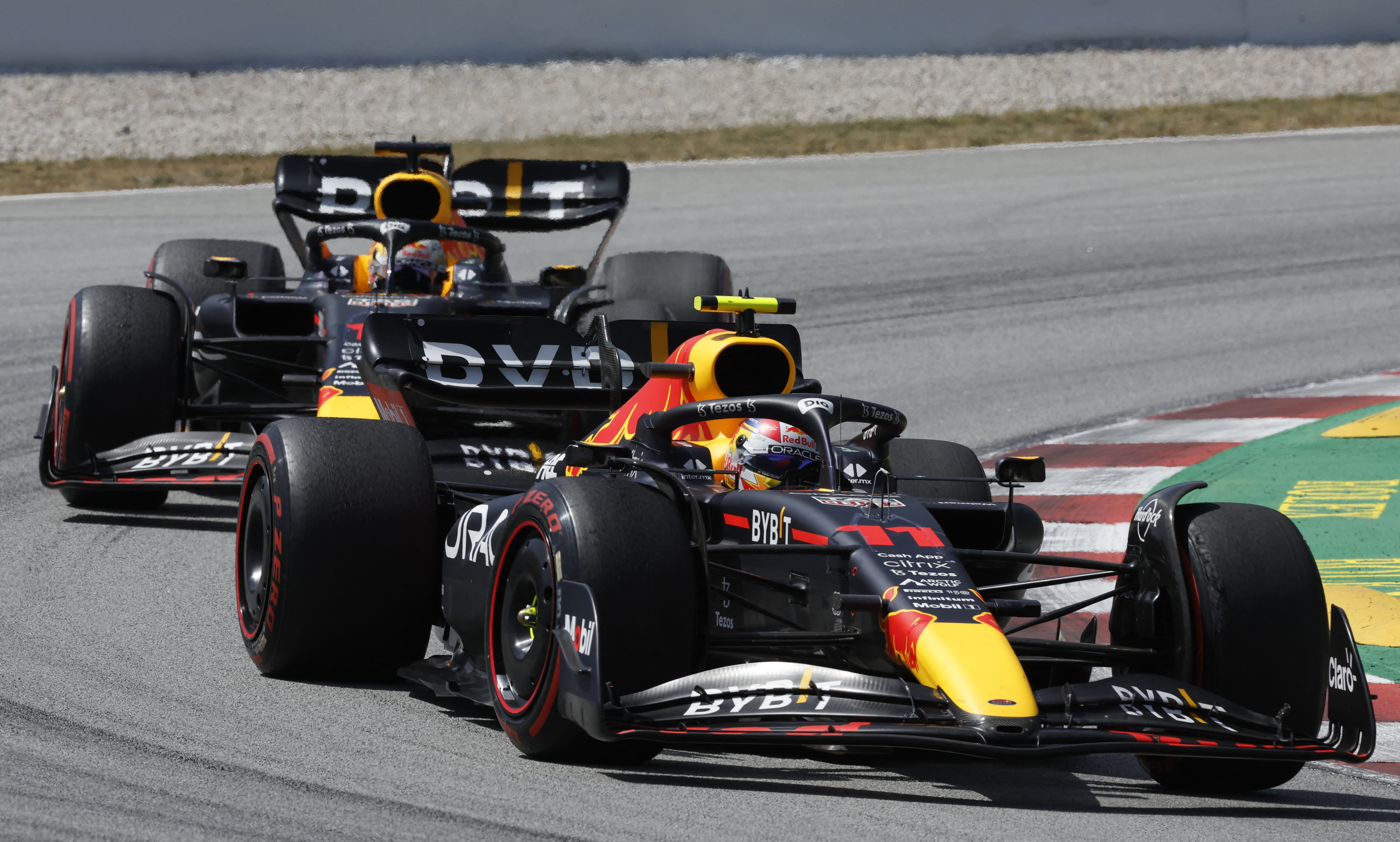 Checo dejó que Verstappen se quedara con el 1er puesto en España (Foto: REUTERS/Albert Gea)