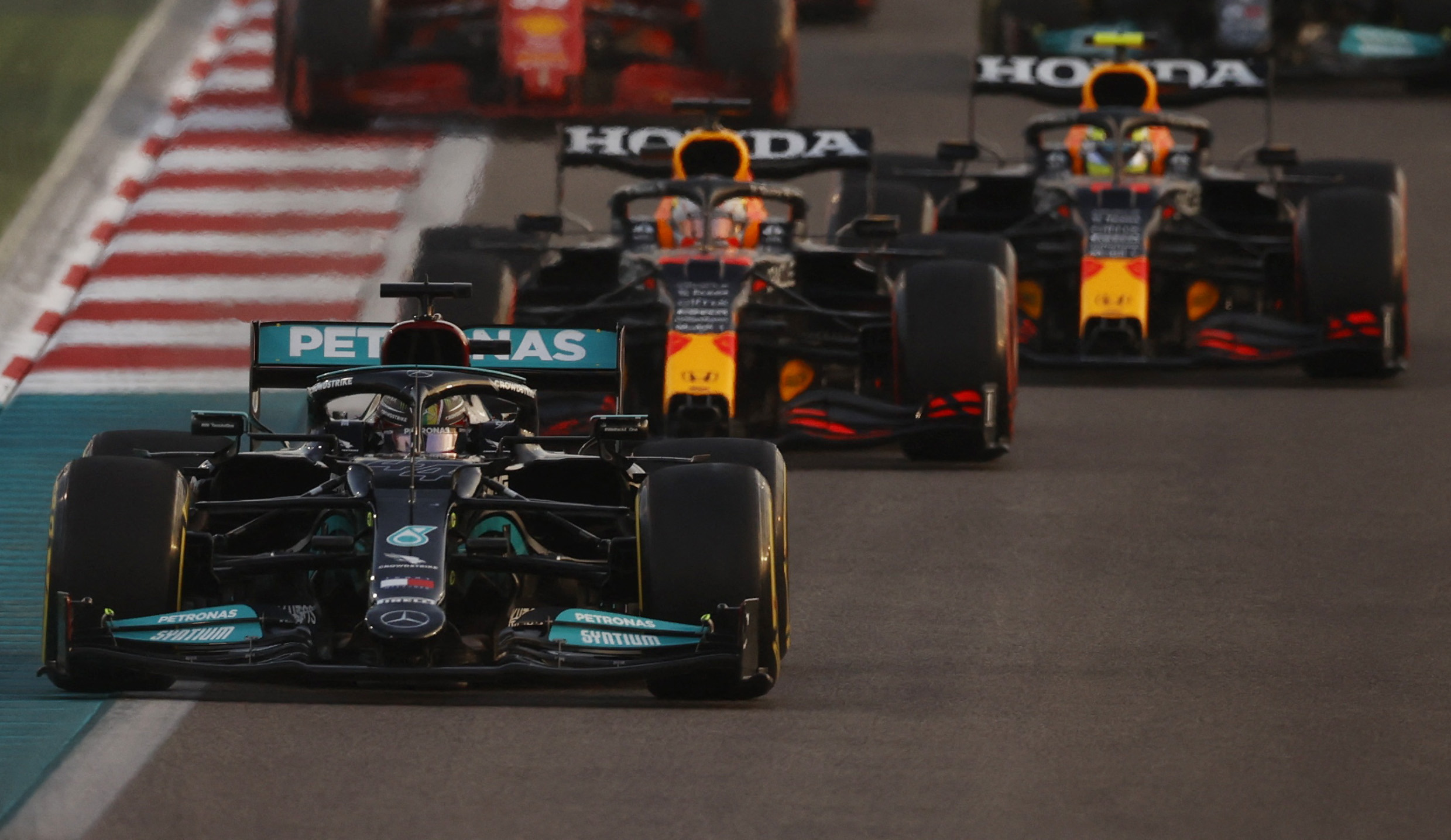 Lewis Hamilton perdió la punta del GP de Abu Dhabi en la última vuelta de la carrera (Foto: REUTERS/Hamad I Mohammed)