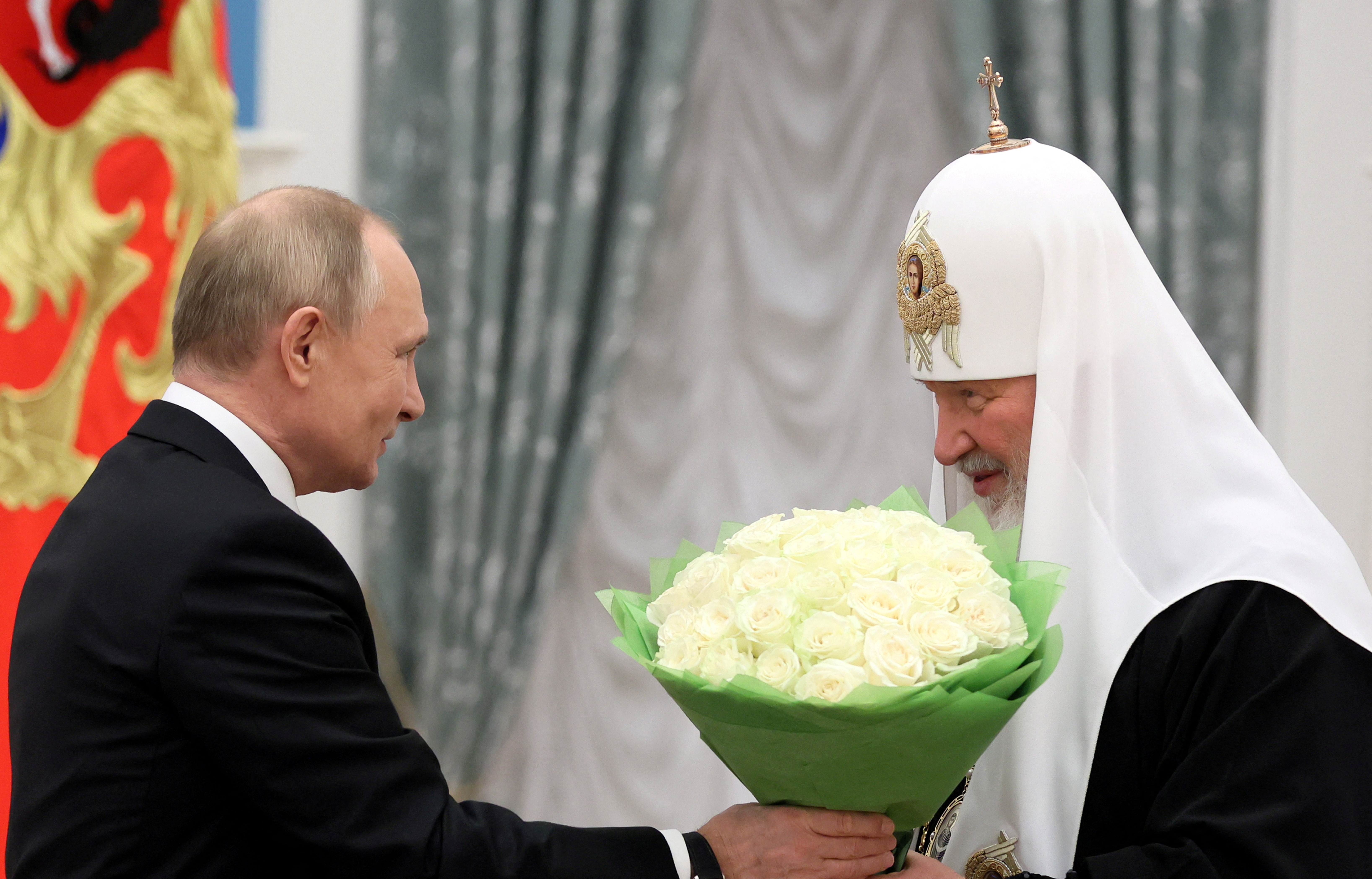 Vladimir Putin le entrega un presente floral a Kirill en Moscú. El patriarca apoya al jefe del Kremlin y su guerra en Ucrania (Sputnik/Mikhail Metzel/Pool via REUTERS)