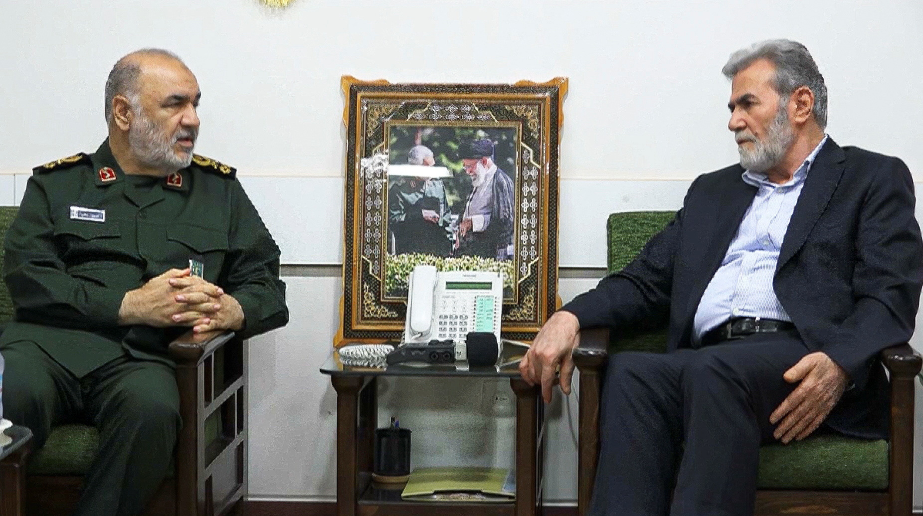 El comandante en jefe del Cuerpo de la Guardia Revolucionaria Islámica (IRGC), el general de división Hossein Salami, se reúne con el jefe del grupo terrorista Yihad Islámica Palestina, Ziyad Nakhaleh, en Teherán, Irán, el 6 de agosto de 2022. 