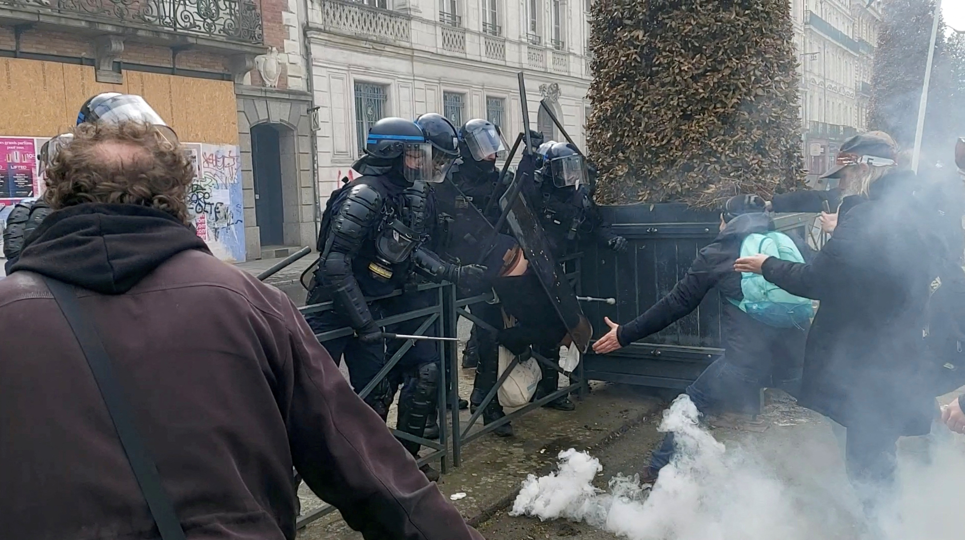 Agentes de policía detienen a una persona durante las manifestaciones contra la reforma de las pensiones en Rennes, Francia, el 23 de marzo de 2023 en esta captura de pantalla obtenida de un vídeo en las redes sociales. Twitter @DHR_Damien/via REUTERS