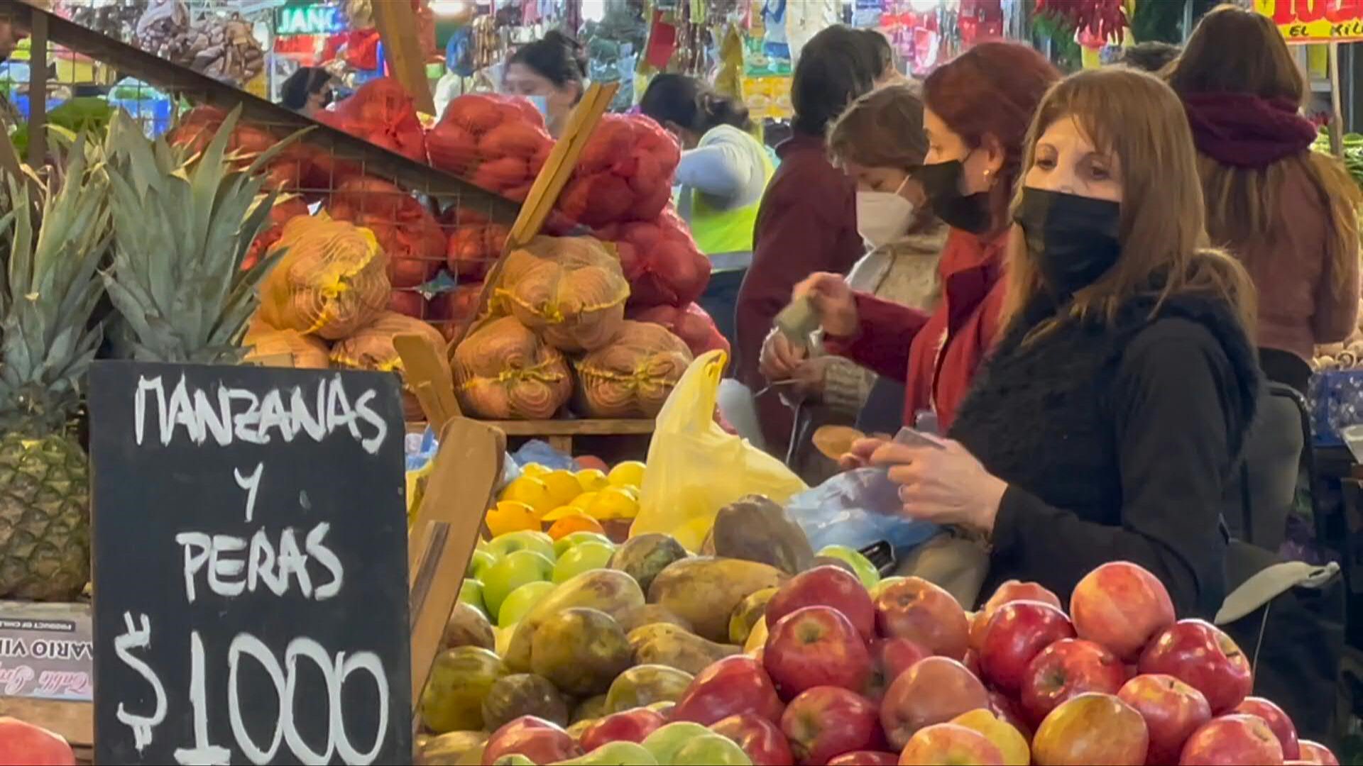 Generaciones de chilenos conviven por primera vez con la alta inflación: mientras las clases trabajadoras hacen malabares para hacer rendir el dinero, los niveles de compras en los estratos más altos se resisten a bajar.