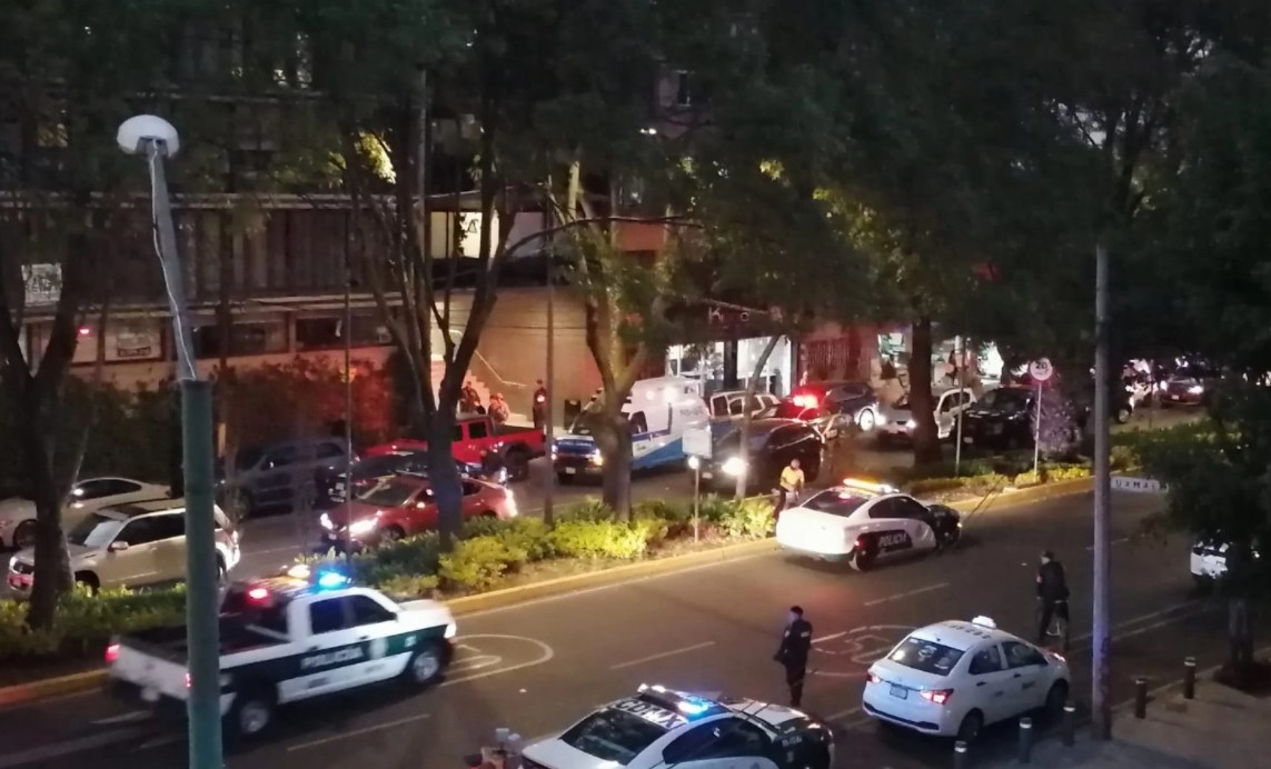 Paramédicos que llegaron al punto, trasladaron al ciudadano que presentaba una herida en el hombro y una en el pecho (Foto: Especial)