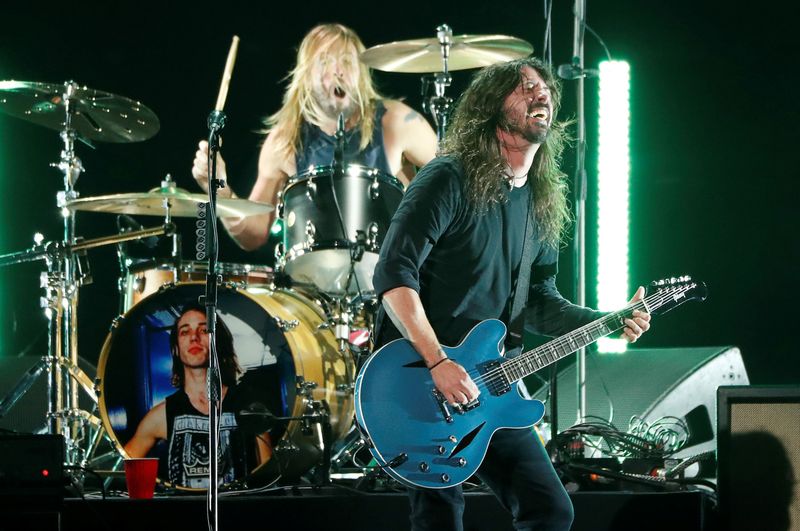 Foto de archivo. Foo Fighters actúa durante el concierto I Am The Highway: A Tribute to Chris Cornell en el concierto de The Forum en Inglewood, California, Estados Unidos, 16 de enero, 2019. REUTERS/Mario Anzuoni