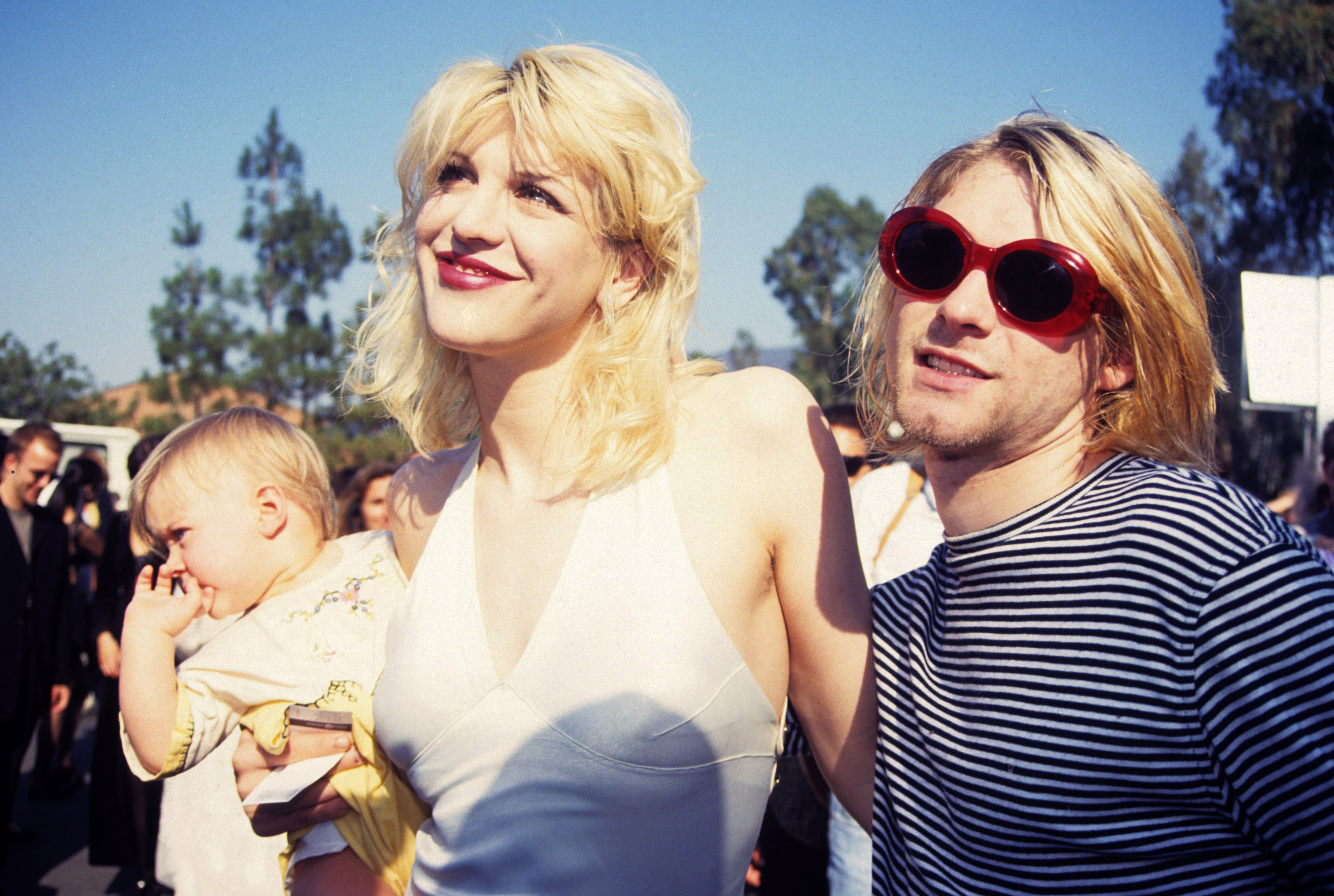 Kurt Cobain y Courtney Love en 1993 con Frances, su hija, en brazos. Poco después se produciría una gran conmoción con la revelación de que Courtney se drogaba con heroína durante el embarazo.  (Photo by Terry McGinnis/WireImage)