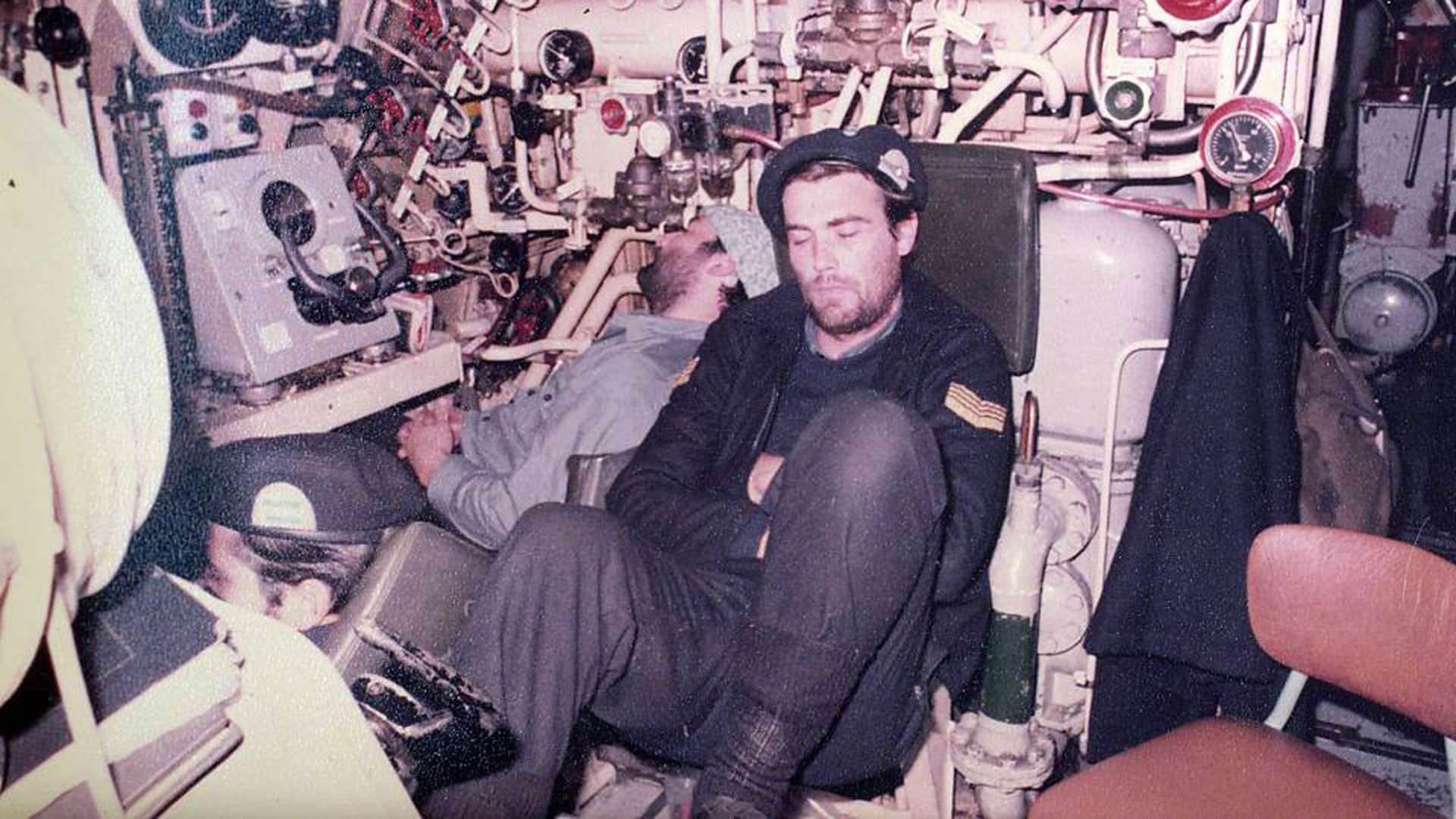 El Cabo Principal Alberto Fernando Poskin descansa en su puesto de combate, durante una
pausa de las operaciones.