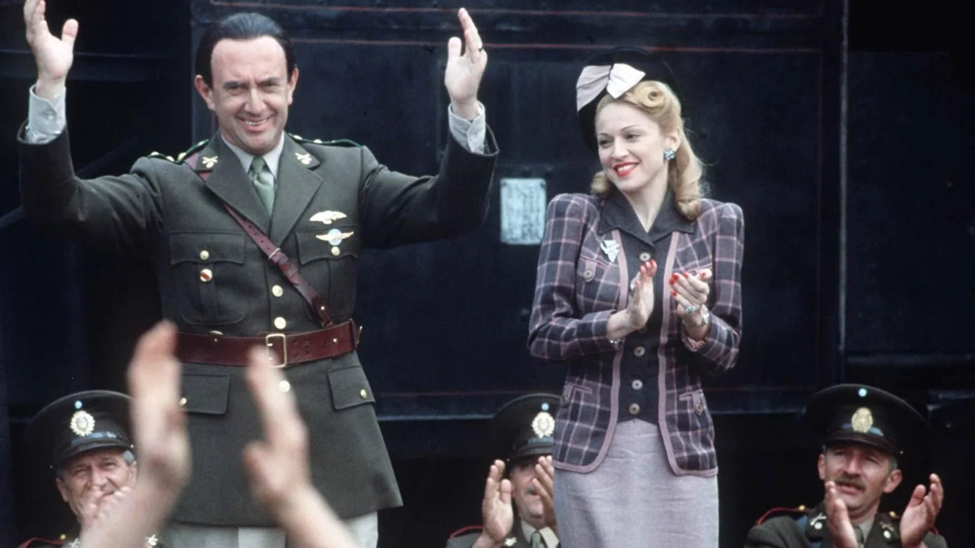 Madonna como Evita (derecha) junto al actor Jonathan Pryce, que representó a Juan Domingo Perón en la película de 1996 dirigida por Alan Parker. 