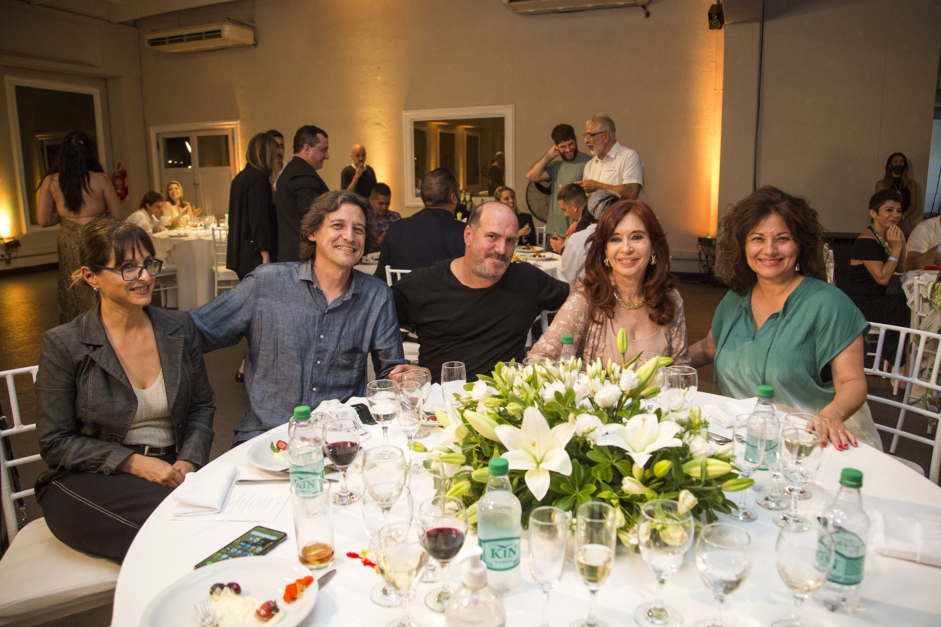 Cristina Kirchner se fotografió con todos los invitados de la reunión que se realizó en la noche del lunes.